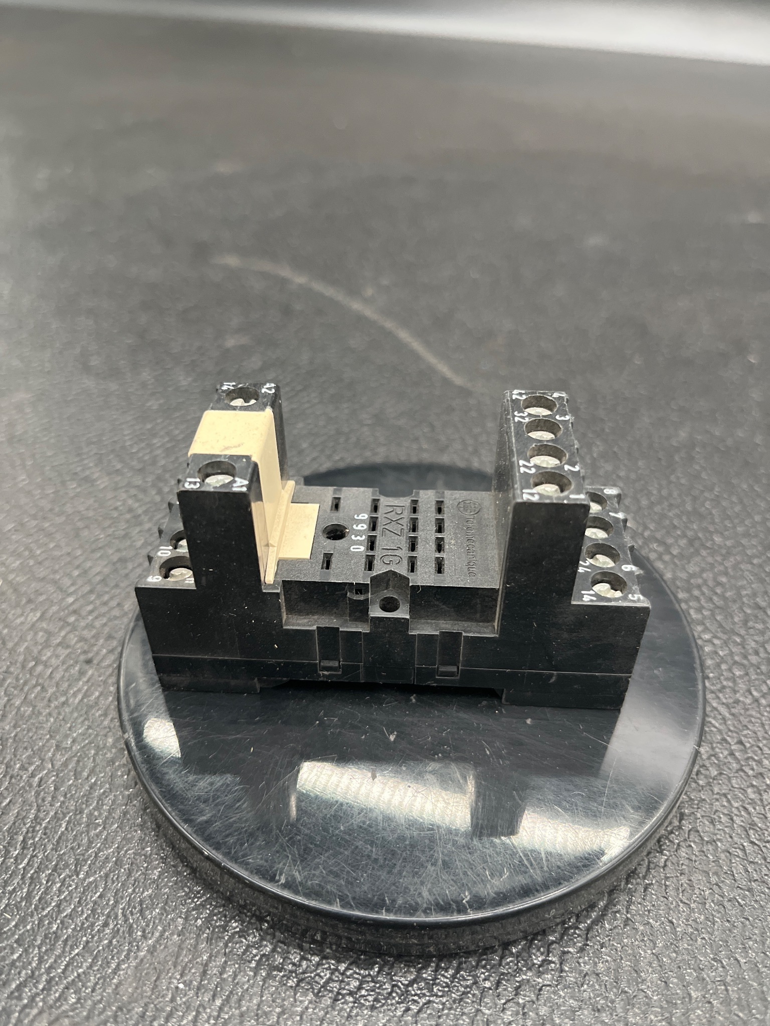 TELEMECANIQUE RXZ 1G Relay Socket USED 1