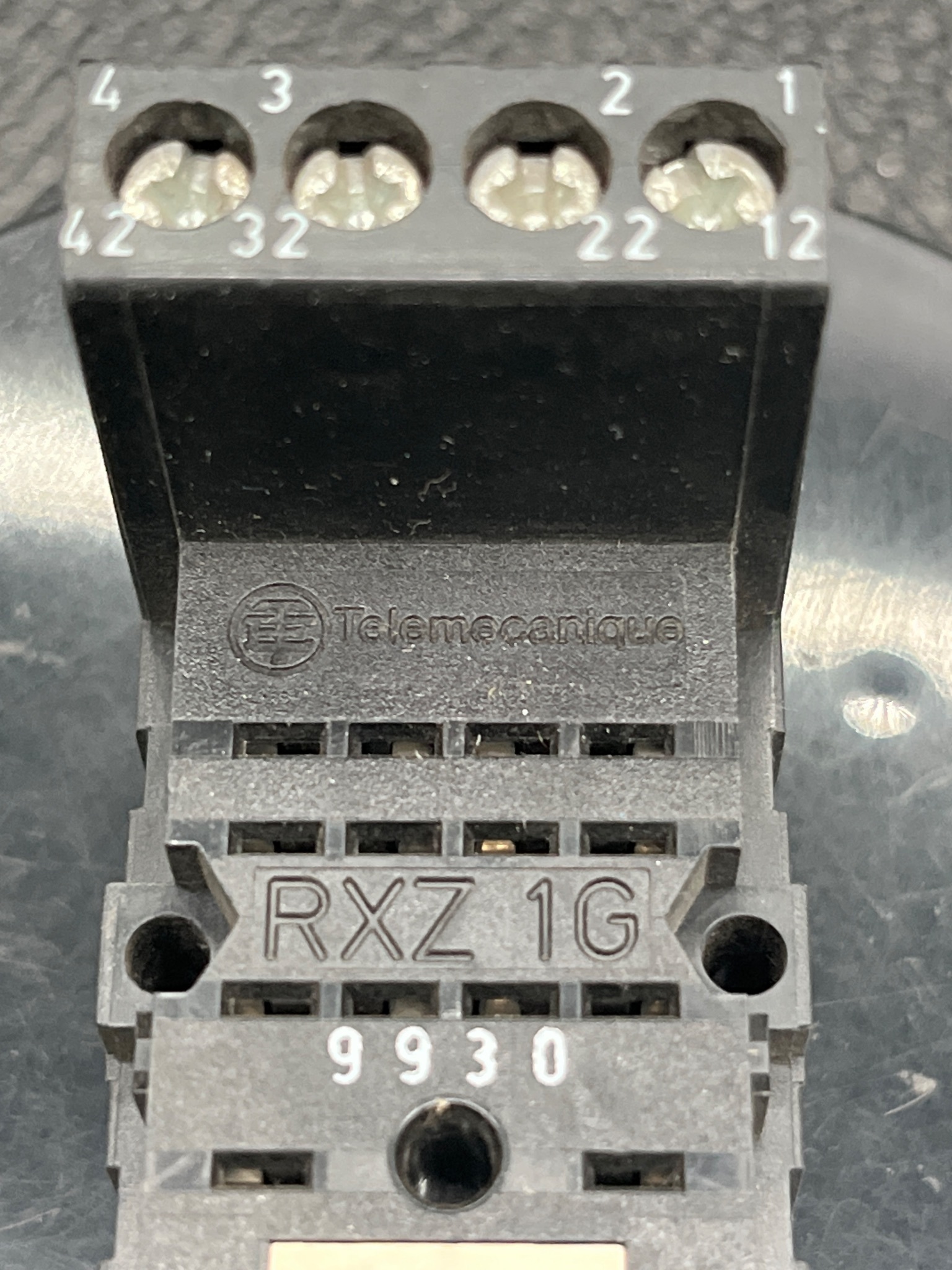TELEMECANIQUE RXZ 1G Relay Socket USED 3