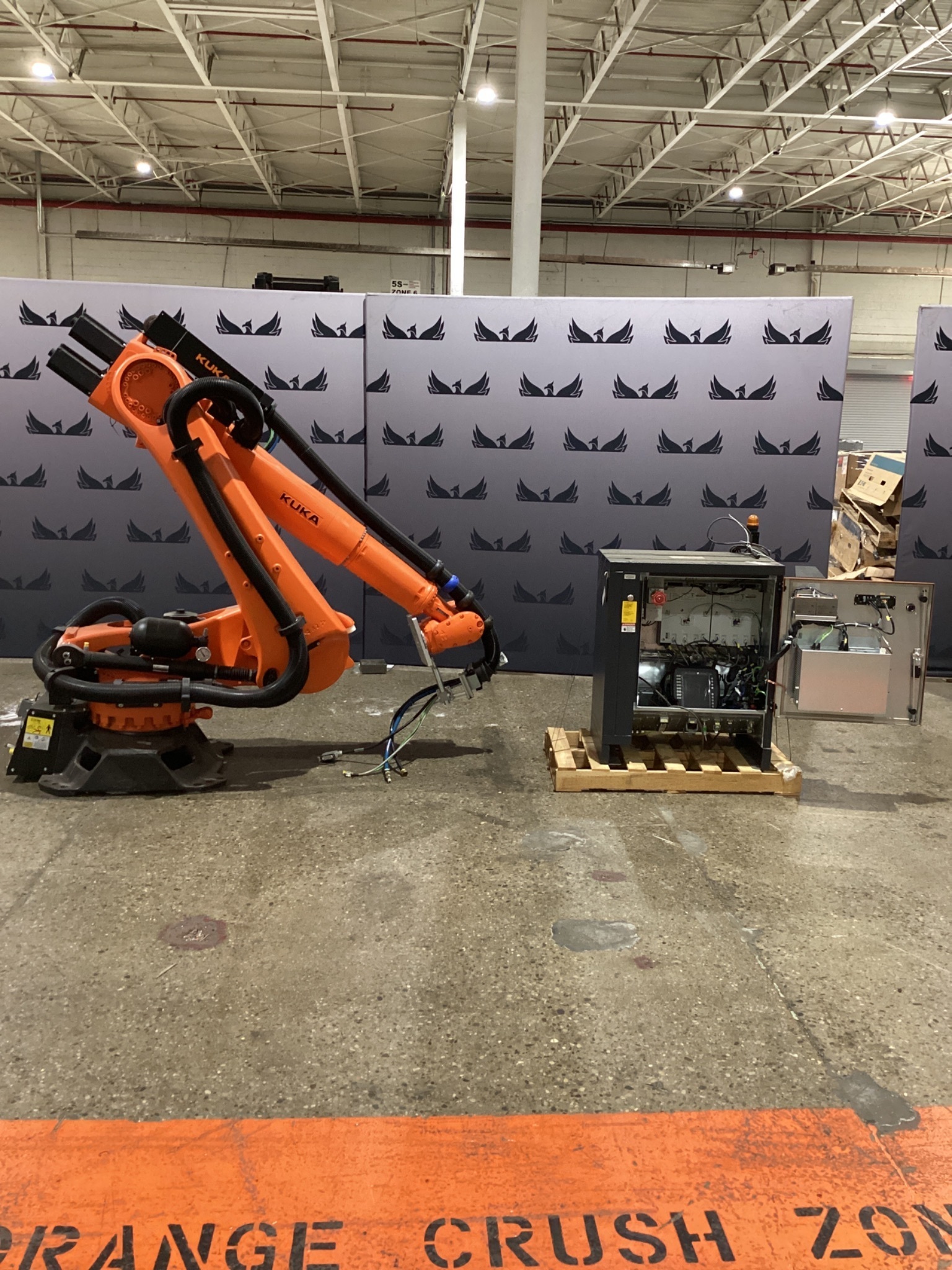 KUKA KR 120 R3900 ULTRA K/FLR ROBOT W/ KR C4 CONTROLLER 6-AXIS 120KG 3900MM USED 0