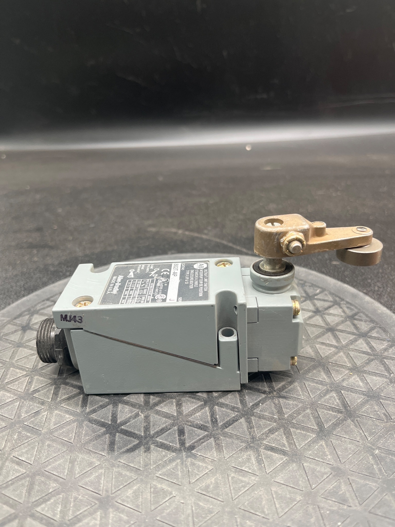 ALLEN BRADLEY 802T-AP Limit Switch USED 2