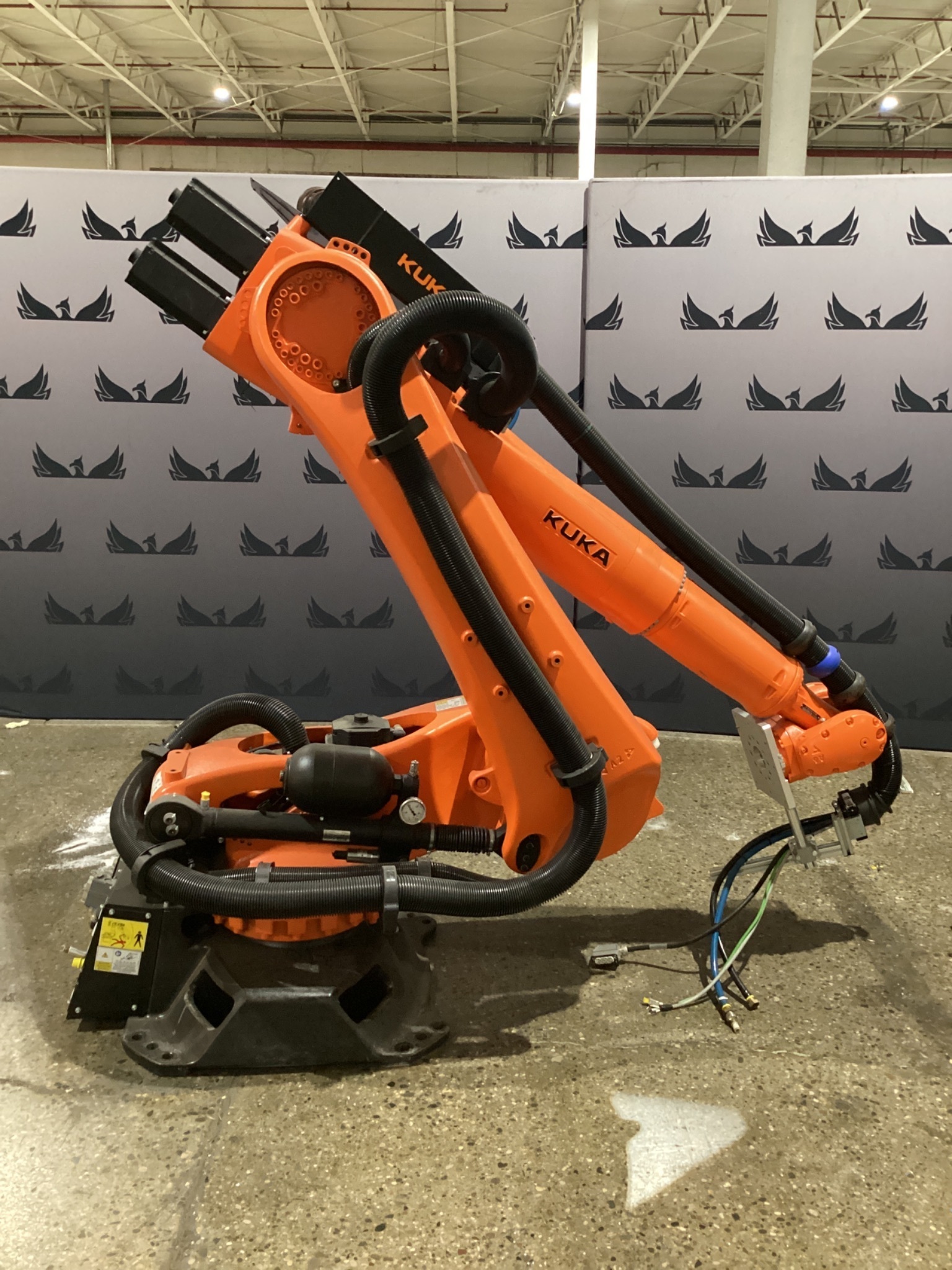 KUKA KR 120 R3900 ULTRA K/FLR ROBOT W/ KR C4 CONTROLLER 6-AXIS 120KG 3900MM USED 1