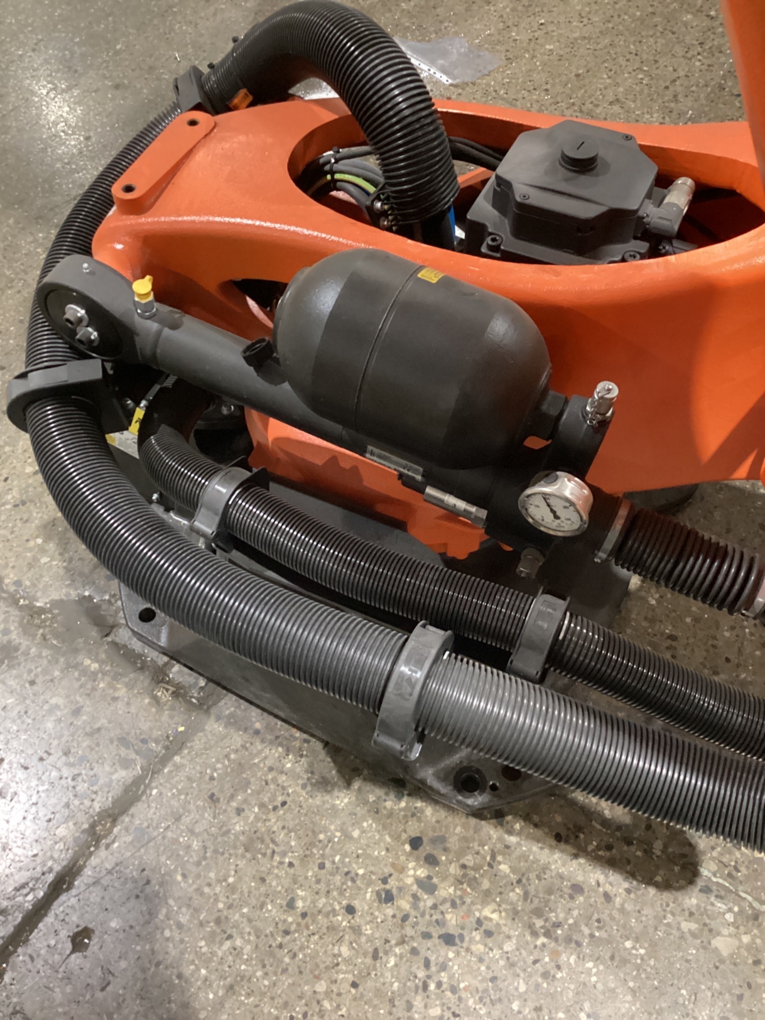 KUKA KR 120 R3900 ULTRA K/FLR ROBOT W/ KR C4 CONTROLLER 6-AXIS 120KG 3900MM USED 3
