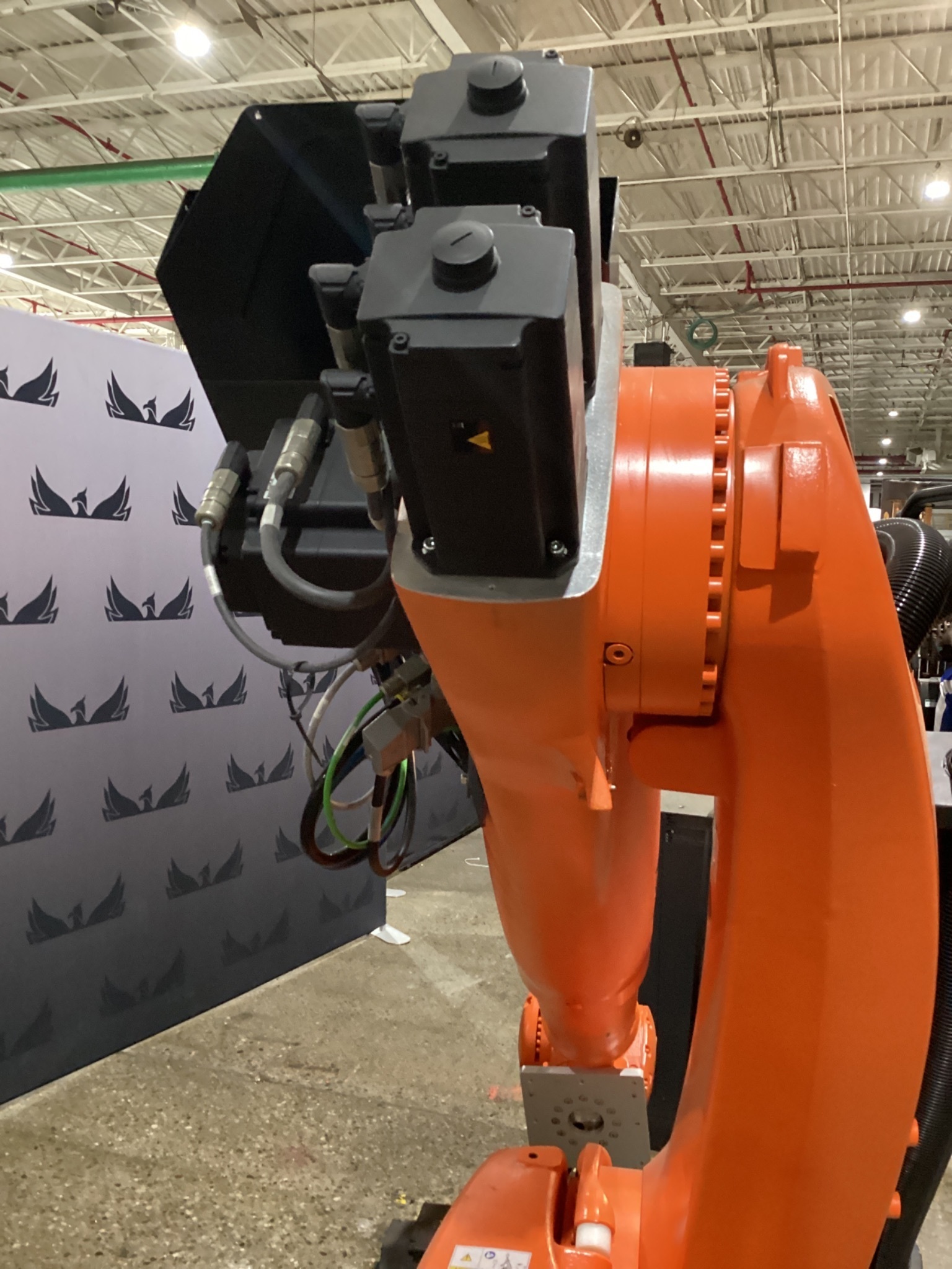 KUKA KR 120 R3900 ULTRA K/FLR ROBOT W/ KR C4 CONTROLLER 6-AXIS 120KG 3900MM USED 4