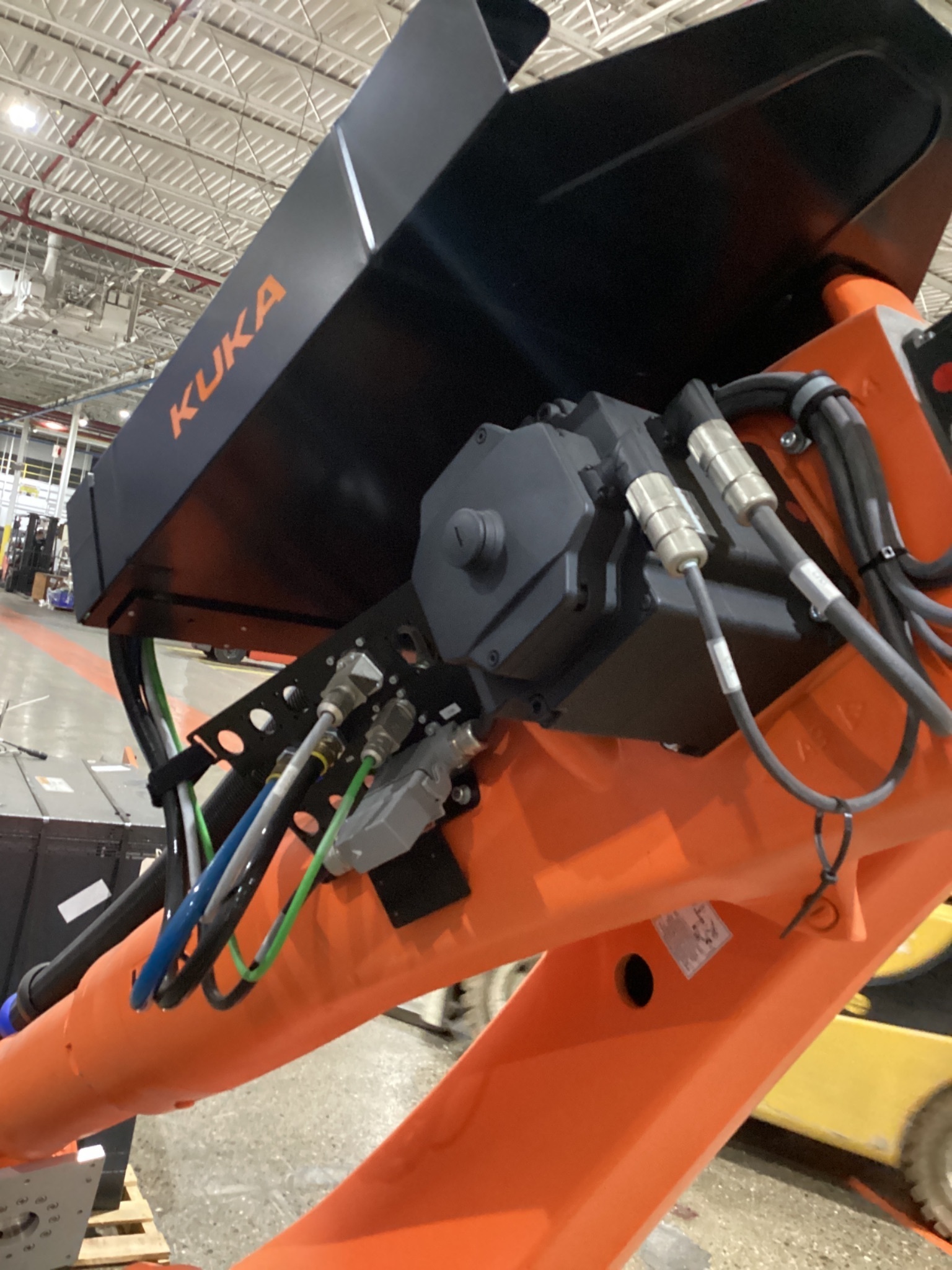 KUKA KR 120 R3900 ULTRA K/FLR ROBOT W/ KR C4 CONTROLLER 6-AXIS 120KG 3900MM USED 7