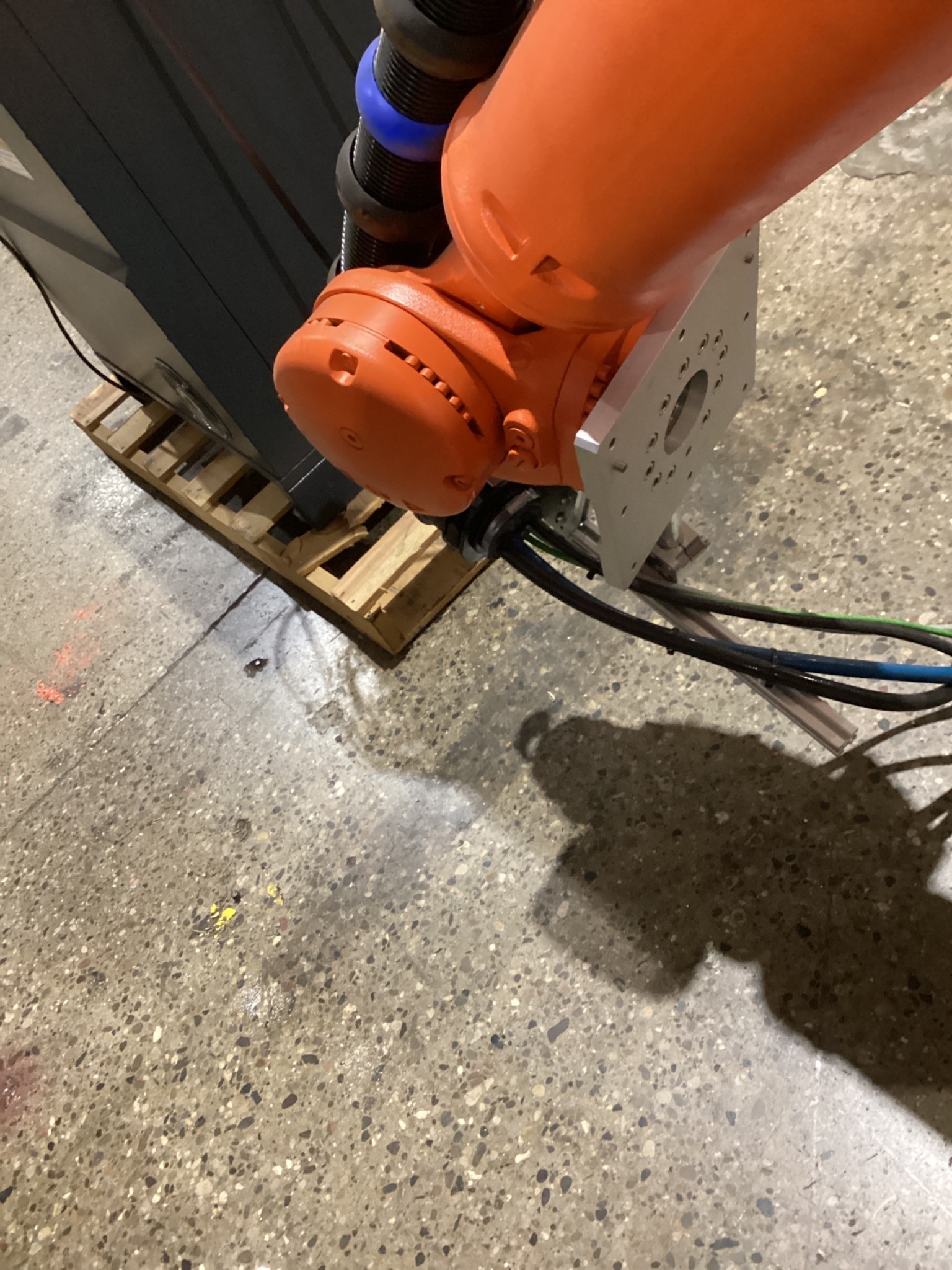 KUKA KR 120 R3900 ULTRA K/FLR ROBOT W/ KR C4 CONTROLLER 6-AXIS 120KG 3900MM USED 8