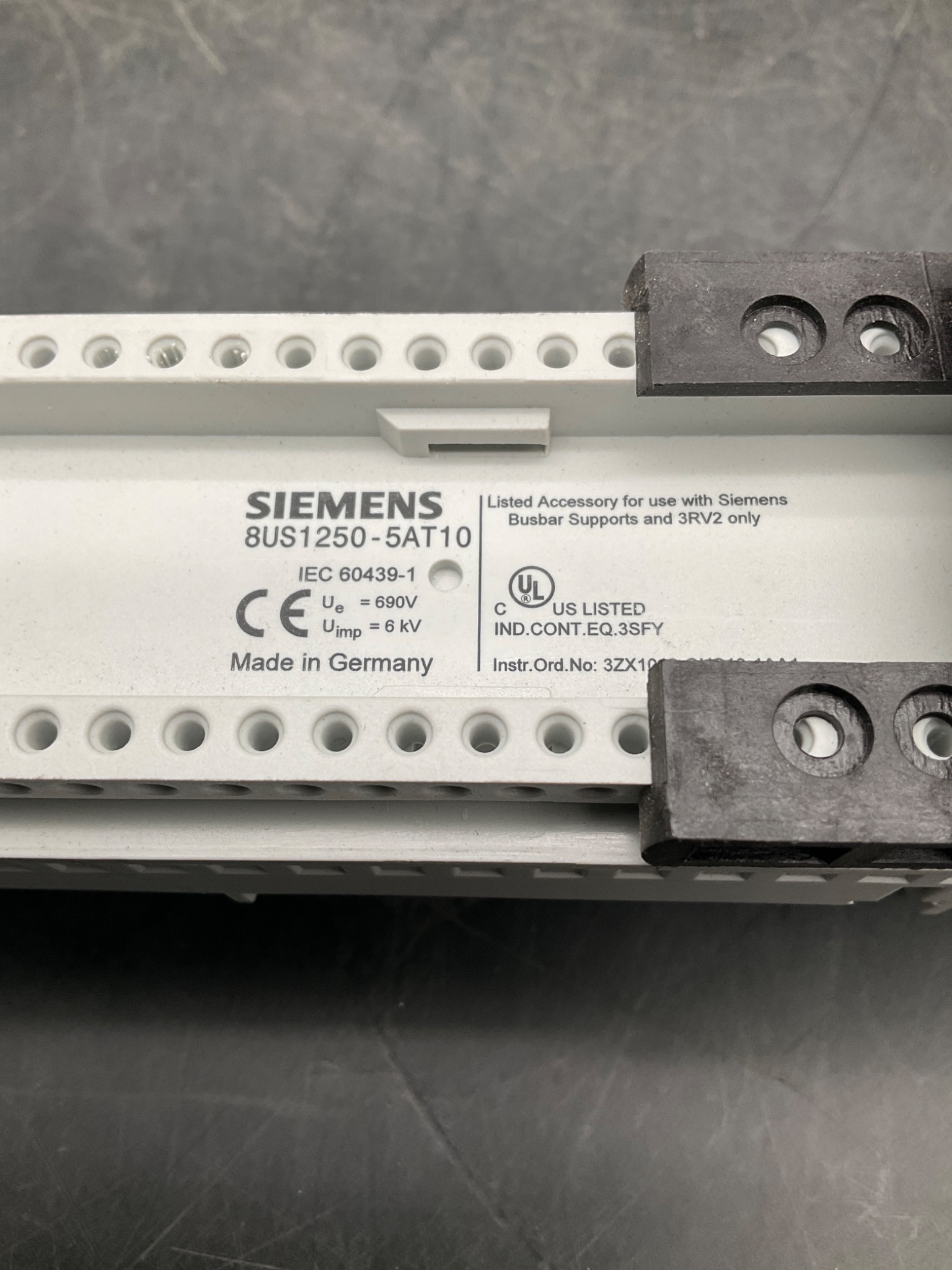 SIEMENS 8US1250-5AT10 Busbar System Component USED 1