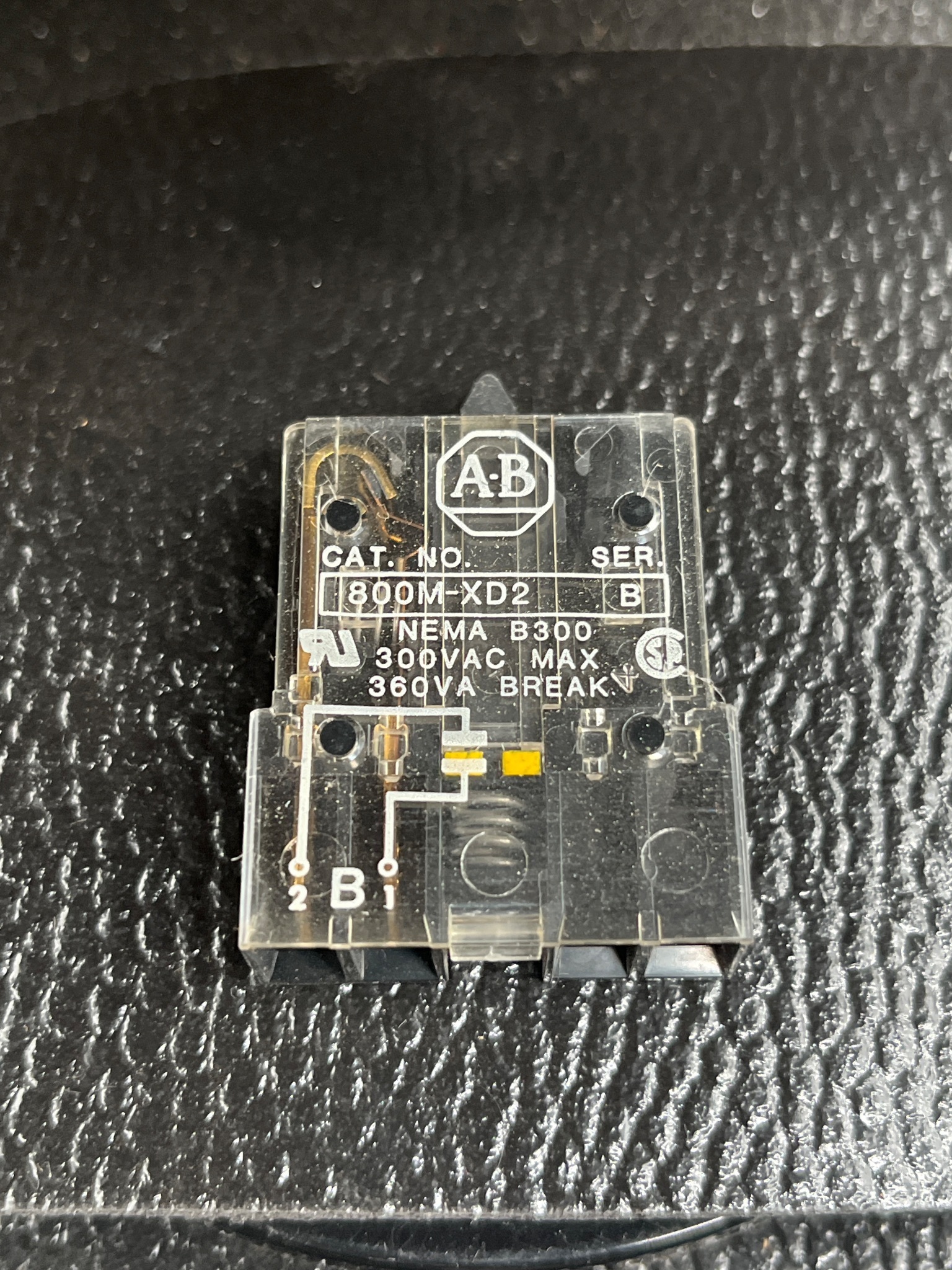ALLEN BRADLEY 800M-XD2 Contact Block NEW 4