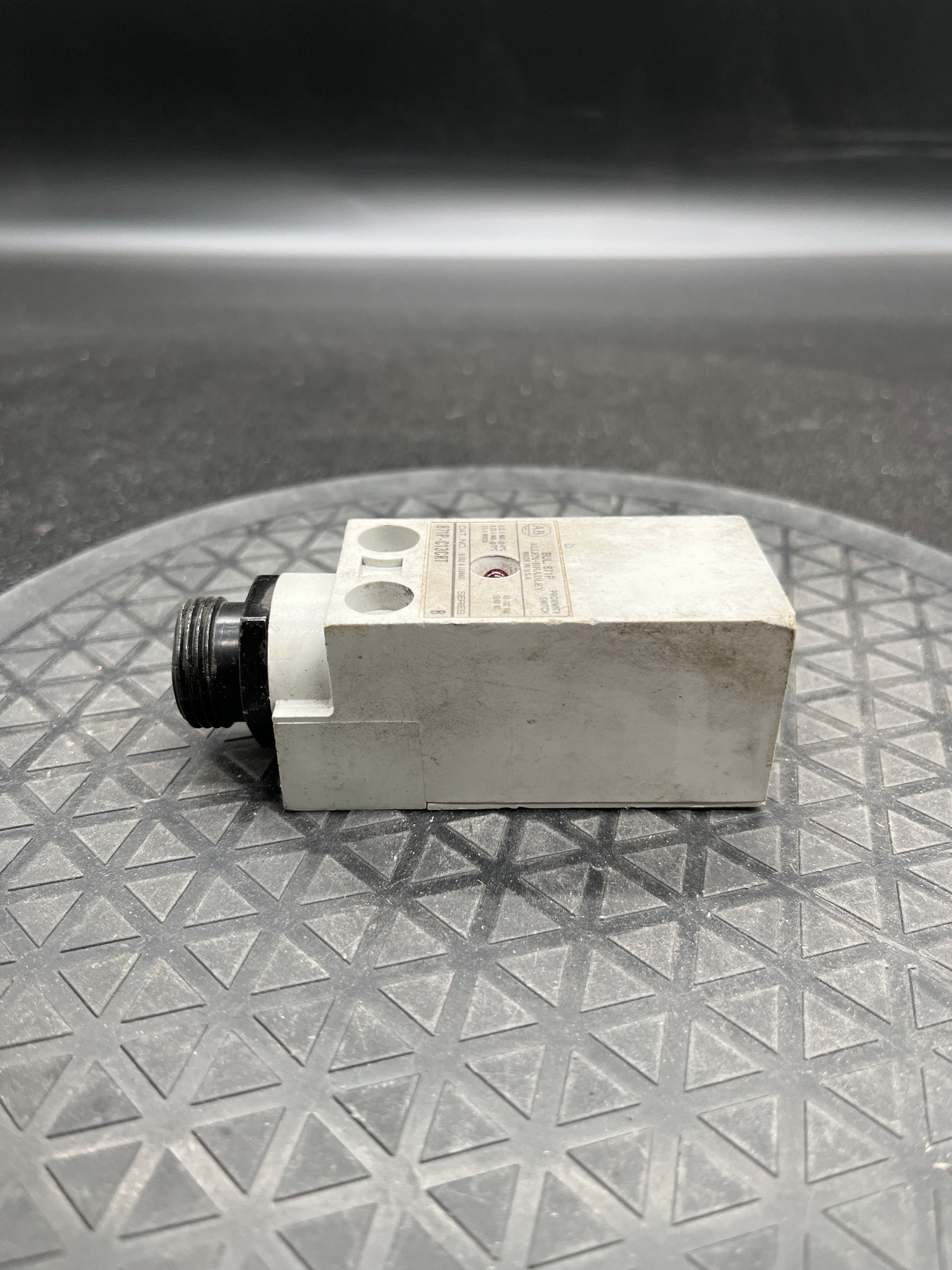ALLEN BRADLEY 871P-C13CRT Proximity Switch USED 1