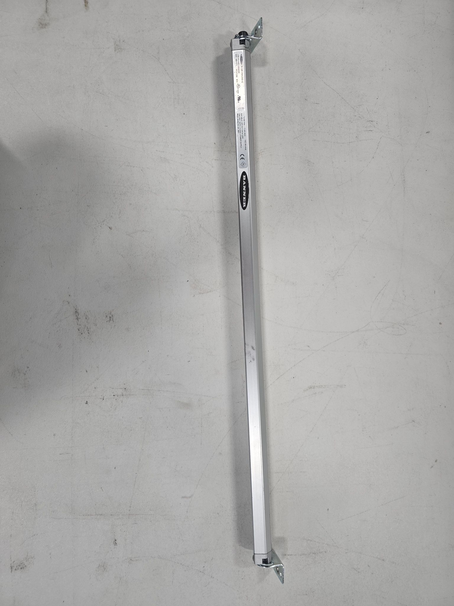 BANNER WLS28-2XW570DSQ Dual Color Light Strip USED 1