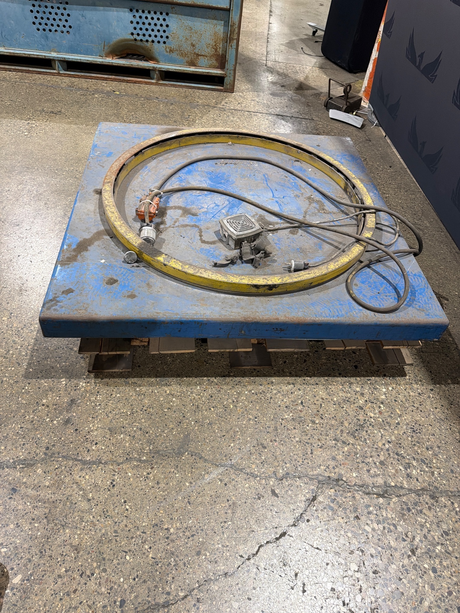 VESTIL EHLT-4848-2-43 Electric Hydraulic Lift with Carousel USED 2