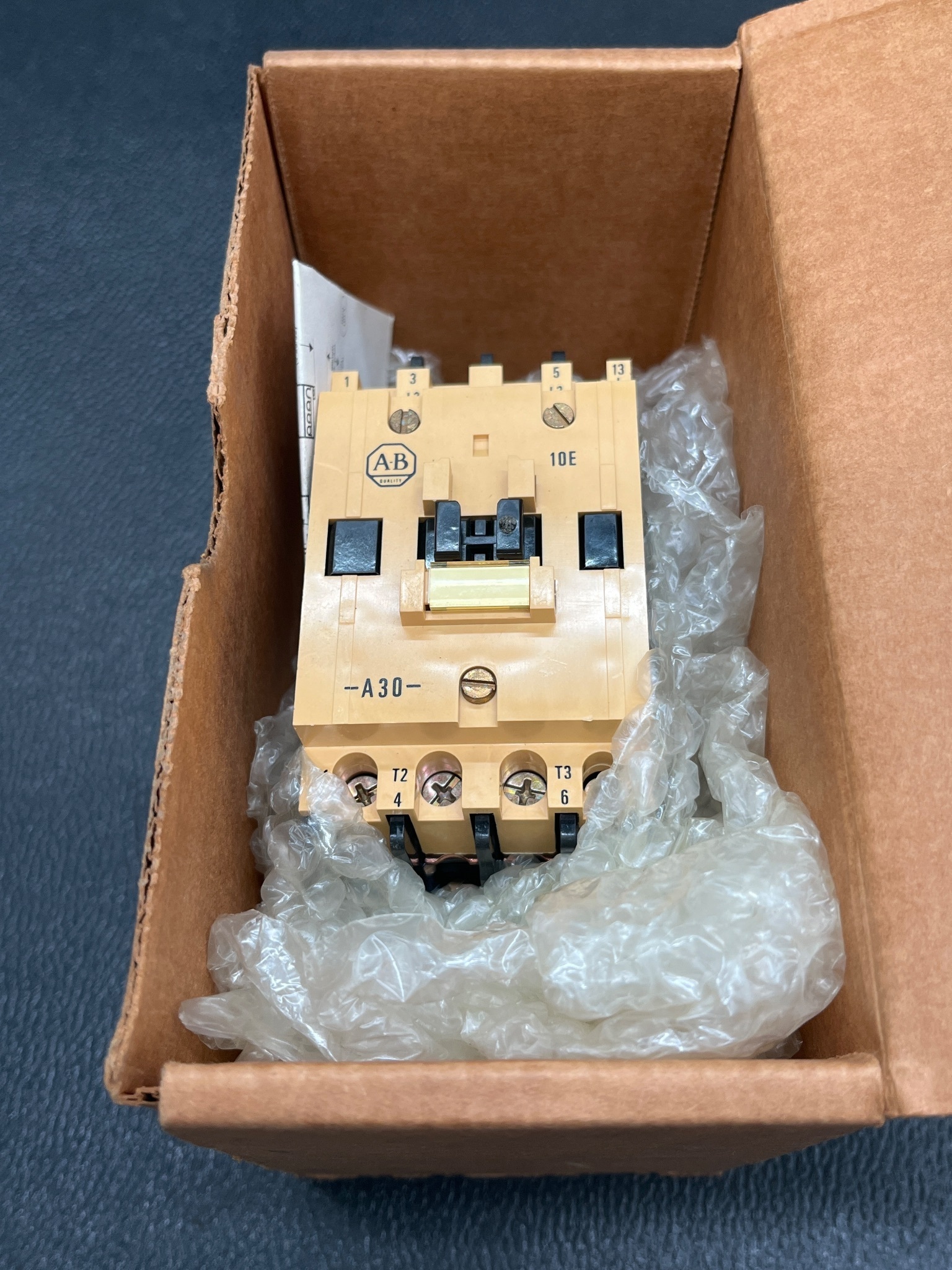 ALLEN BRADLEY 100-A30ND3 Contactor NEW 4