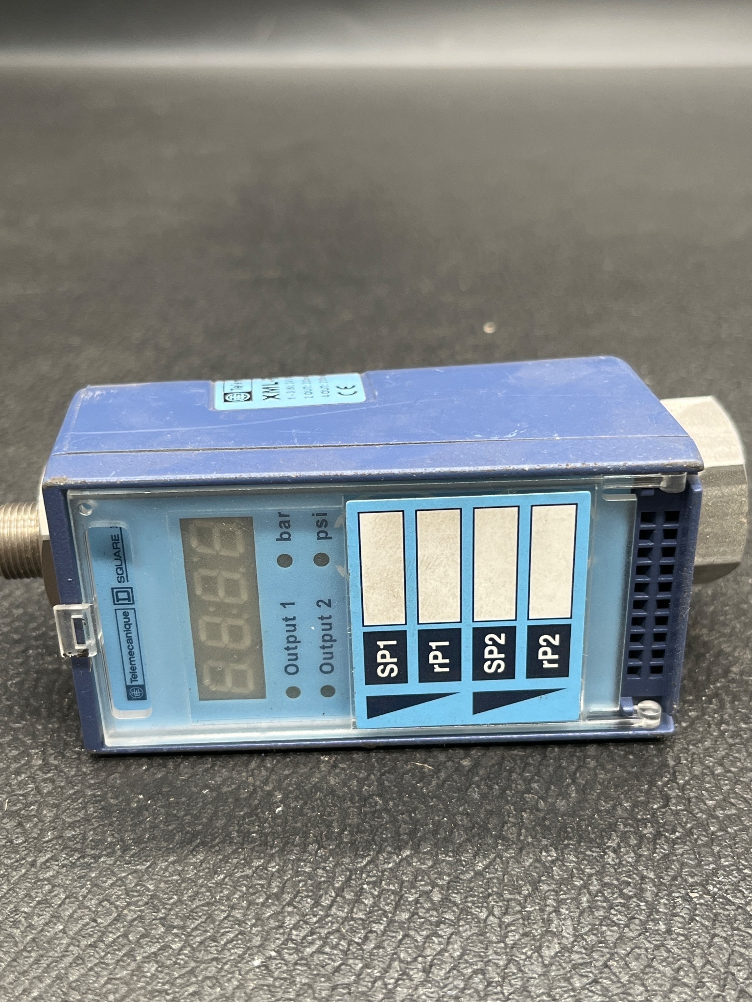 TELEMECANIQUE XML-F010D2036 Dual Stage Electronic Pressure Switch USED 0