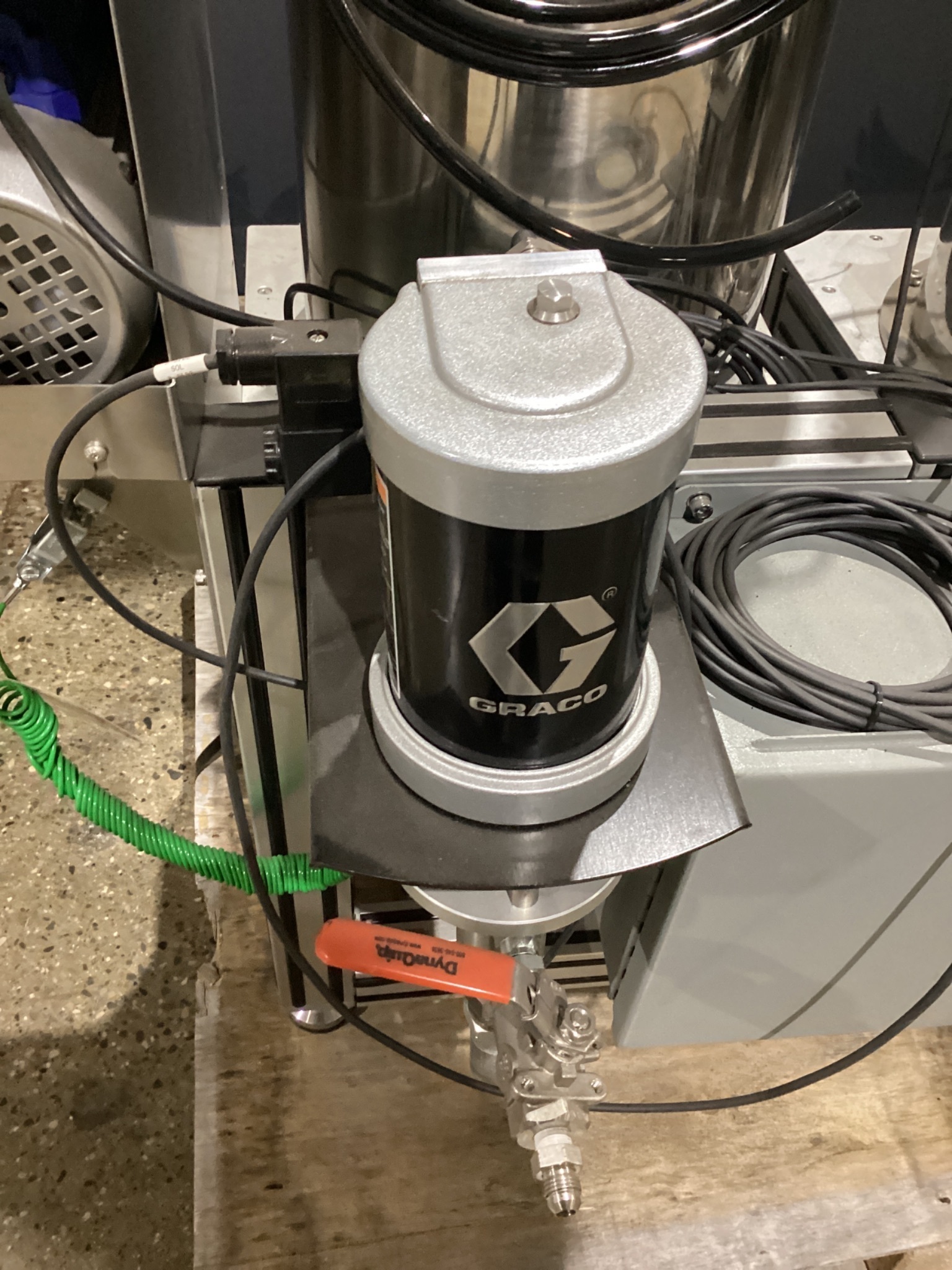 GRACO 24G693 AIR MOTOR DUAL STAINLESS PRESSURE POT SYSTEM 100PSI USED 1