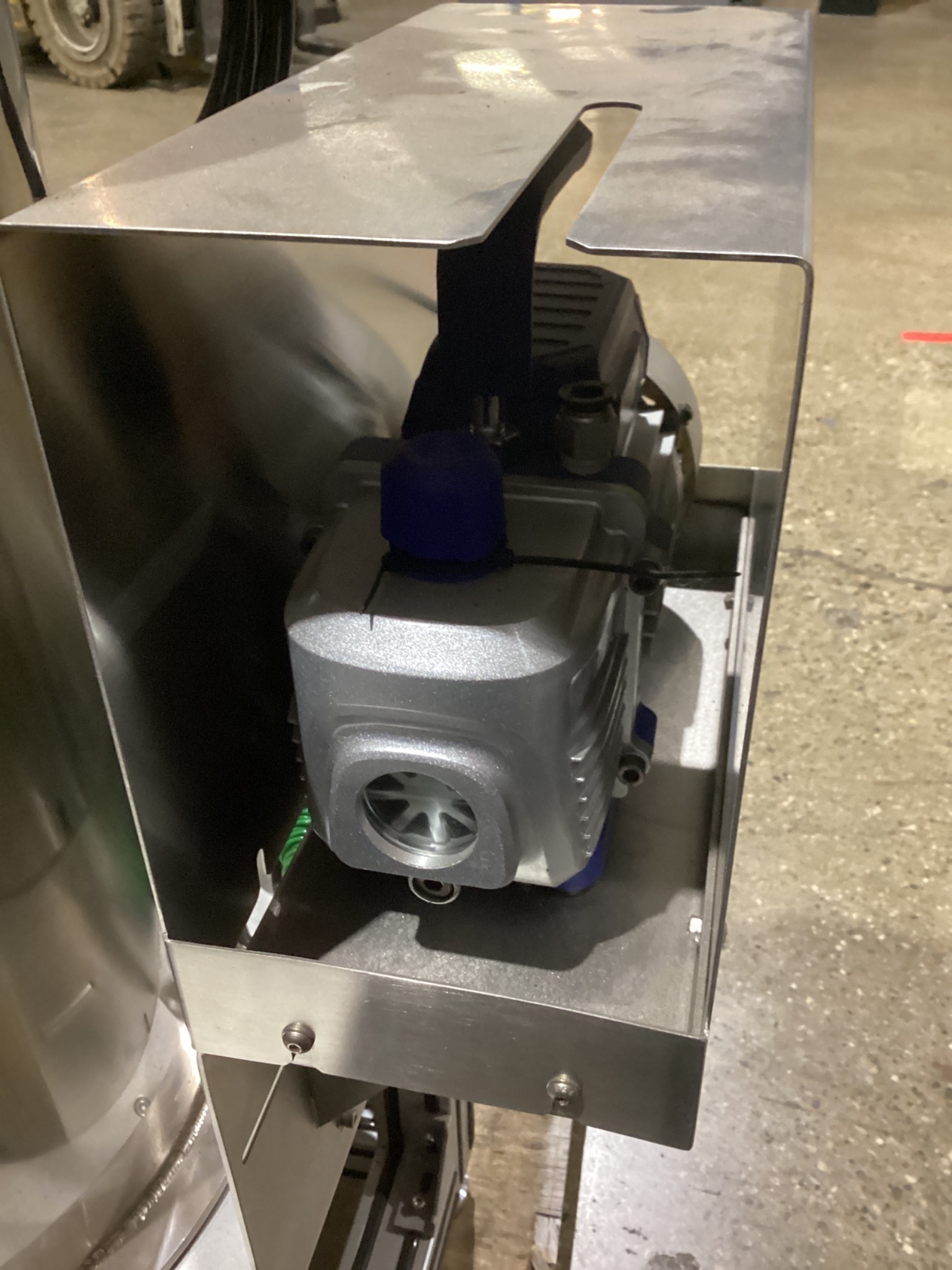 GRACO 24G693 AIR MOTOR DUAL STAINLESS PRESSURE POT SYSTEM 100PSI USED 2