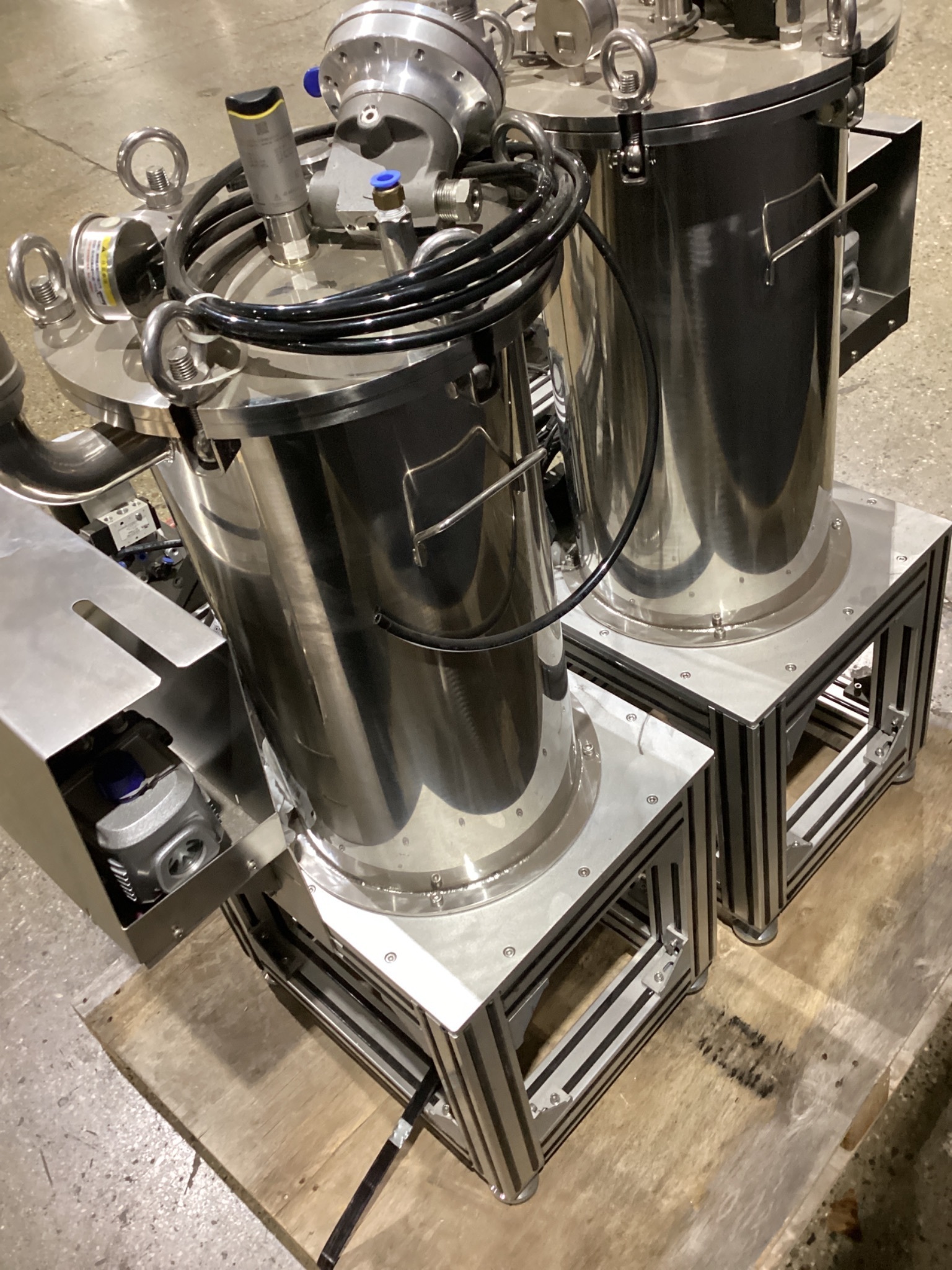 GRACO 24G693 AIR MOTOR DUAL STAINLESS PRESSURE POT SYSTEM 100PSI USED 4