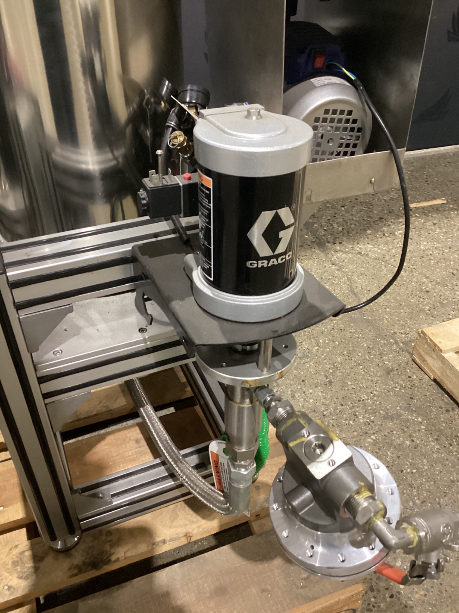GRACO 24G693 AIR MOTOR DUAL STAINLESS PRESSURE POT SYSTEM USED 3