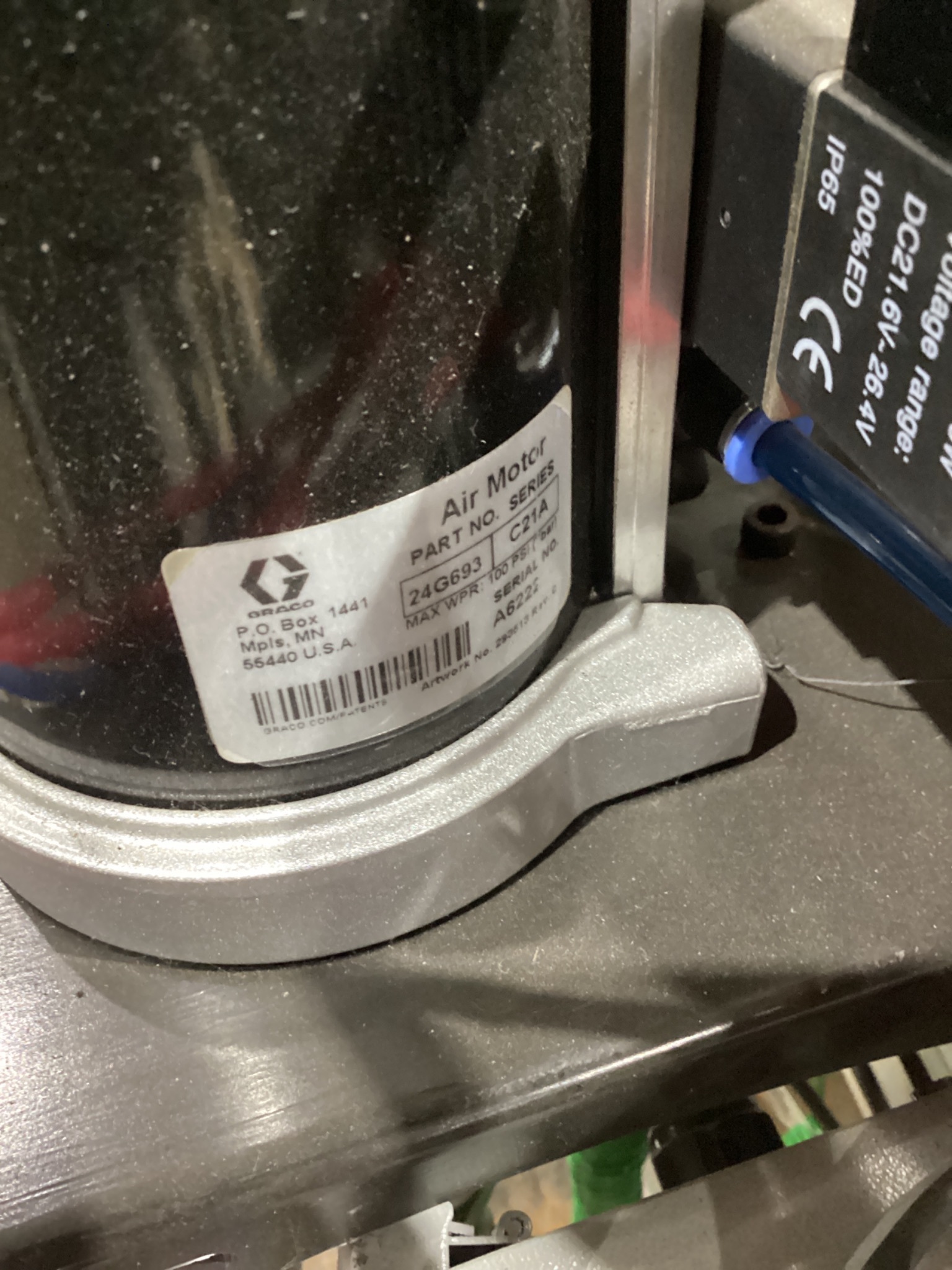 GRACO 24G693 AIR MOTOR DUAL STAINLESS PRESSURE POT SYSTEM USED 4