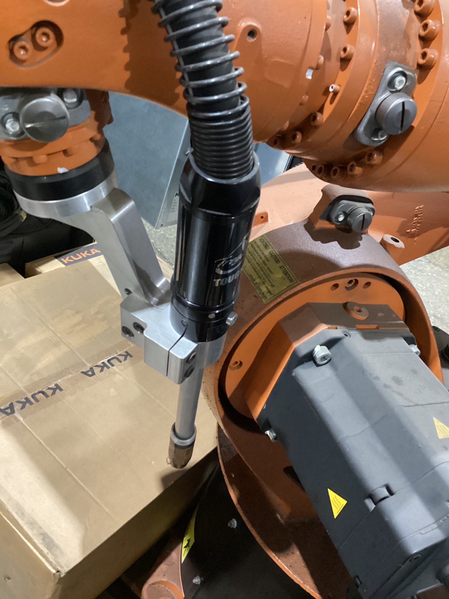 KUKA KR16 L6-2 w/ KR C4 Controls Lincoln R550 Weld Package & TT3A Reamer NEW 11