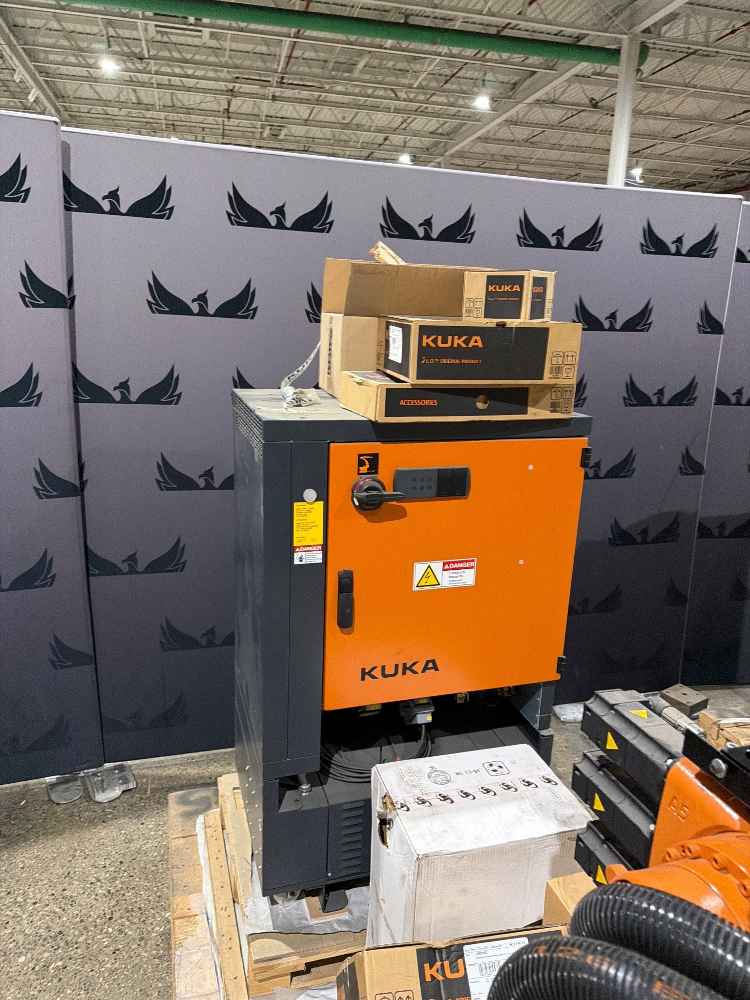 KUKA KR16 L6-2 w/ KR C4 Controls Lincoln R550 Weld Package & TT3A Reamer NEW 17