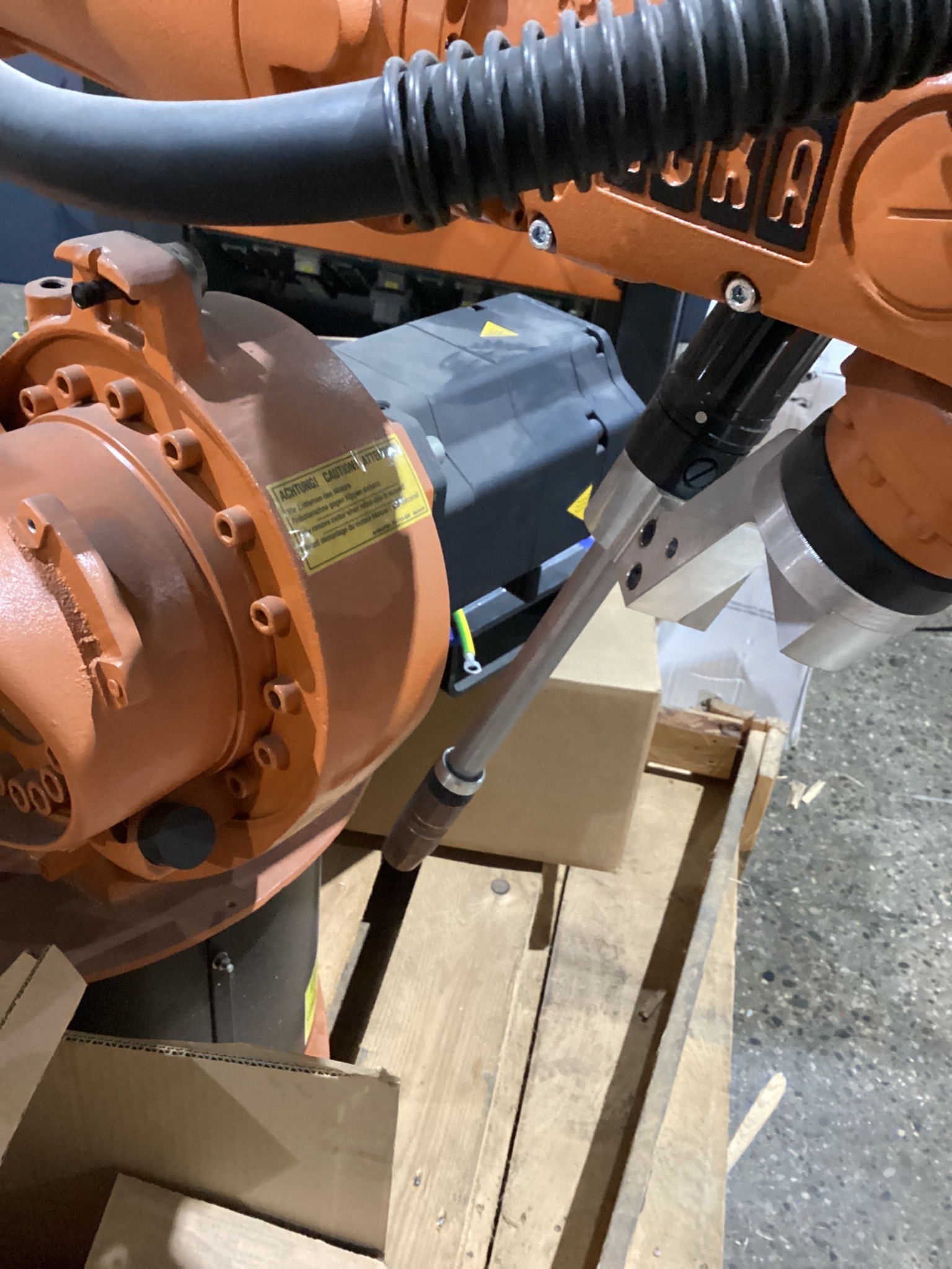 KUKA KR16 L6-2 w/ KR C4 Controls Lincoln R550 Weld Package & TT3A Reamer NEW 5