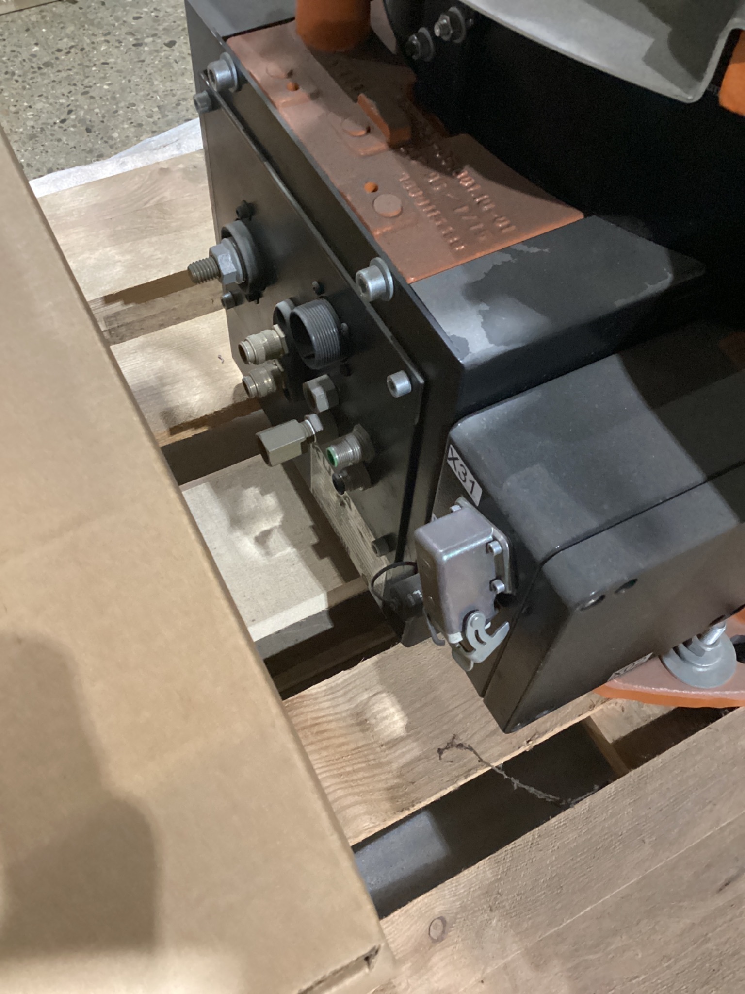 KUKA KR16 L6-2 w/ KR C4 Controls Lincoln R550 Weld Package & TT3A Reamer NEW 13
