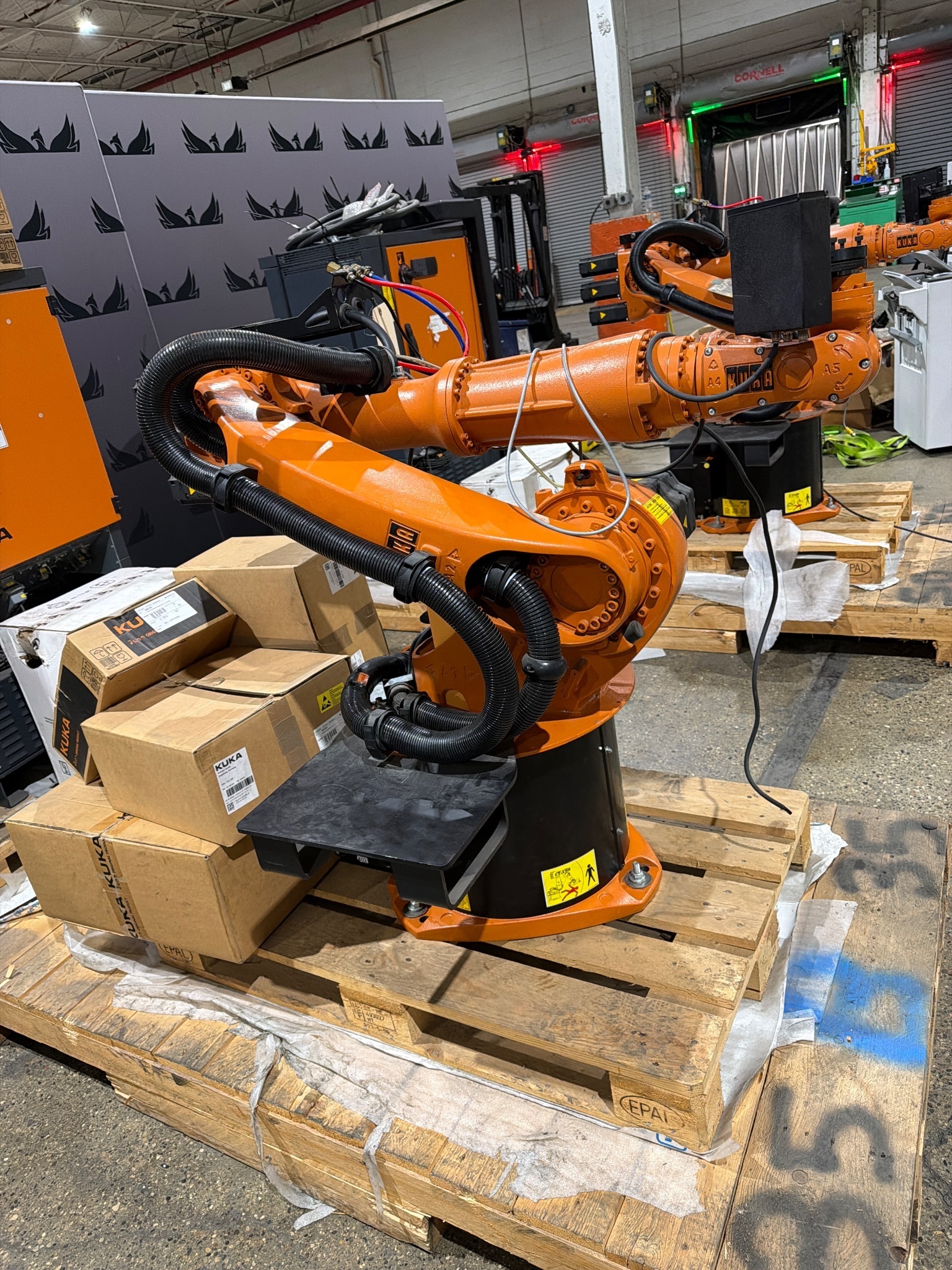 KUKA KR 16 L6-2 INDUSTRIAL ROBOT WITH KR C4 NA CONTROLLER NEW 1