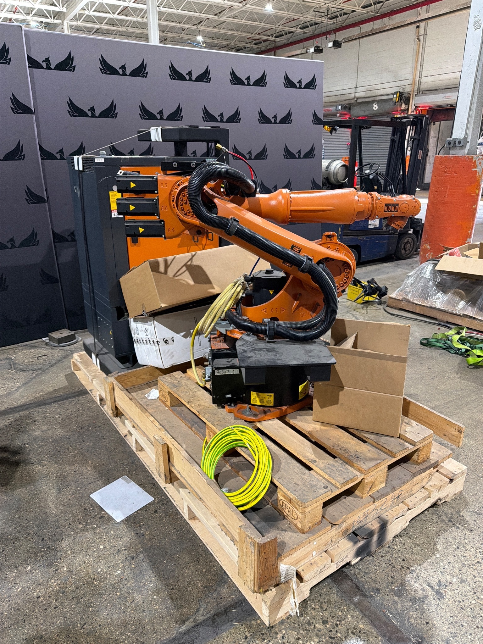 KUKA KR 16 L6-2 INDUSTRIAL ROBOT WITH KR C4 NA CONTROLLER NEW 1