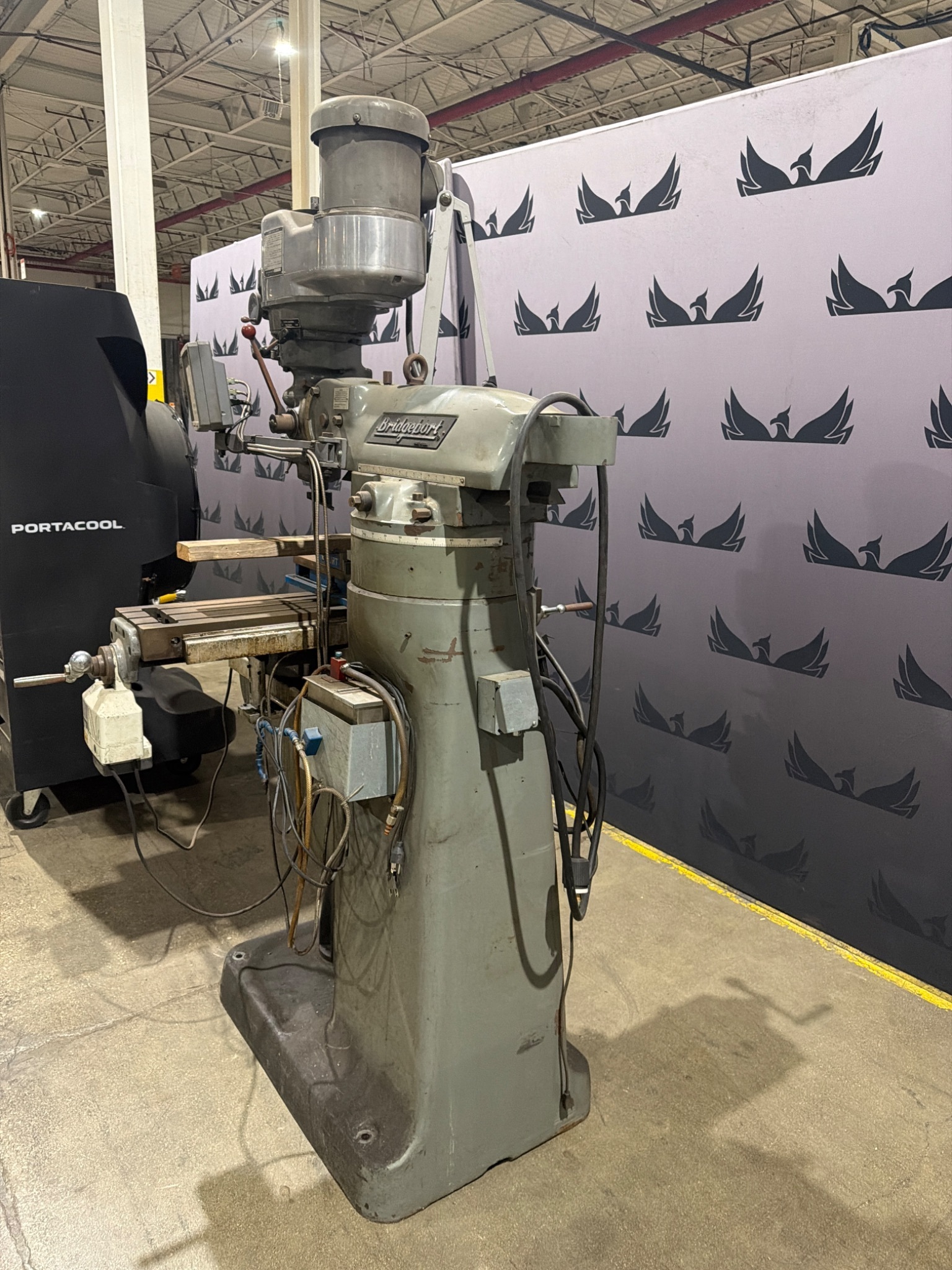 BRIDGEPORT SERIES I 2 HP VERTICAL MILLING MACHINE USED 3