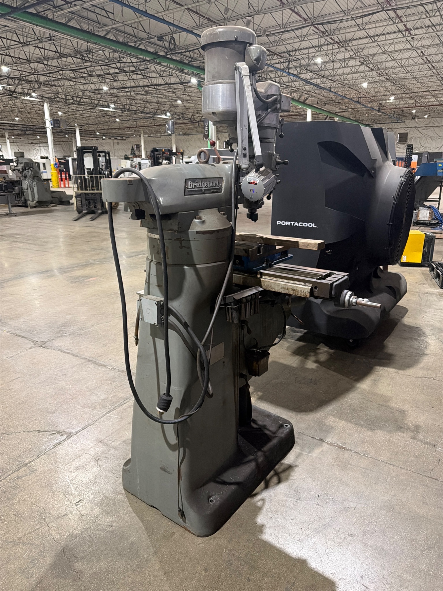 BRIDGEPORT SERIES I 2 HP VERTICAL MILLING MACHINE USED 4