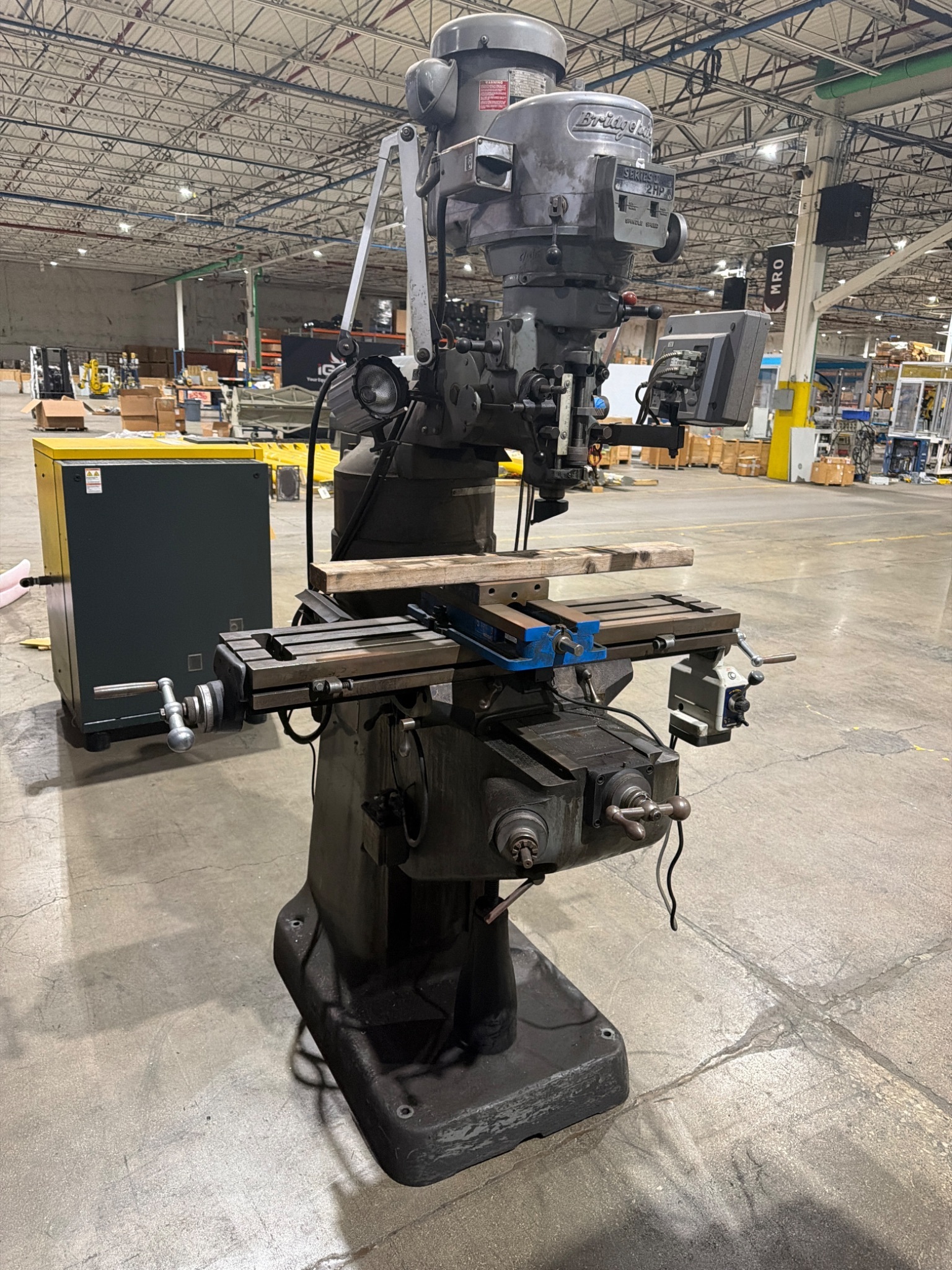 BRIDGEPORT SERIES I 2 HP VERTICAL MILLING MACHINE USED 5