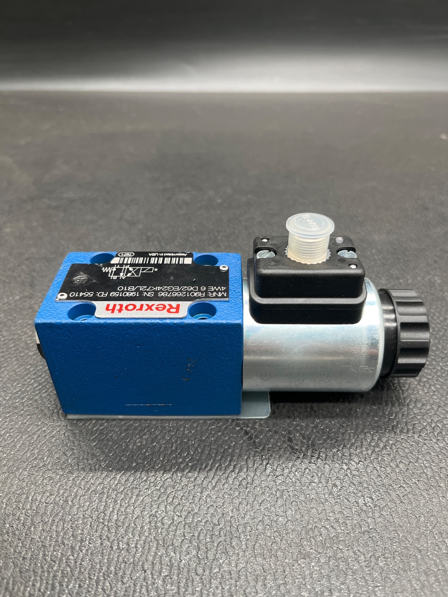 REXROTH R901266786 Hydraulic Directional Control Valve USED 3