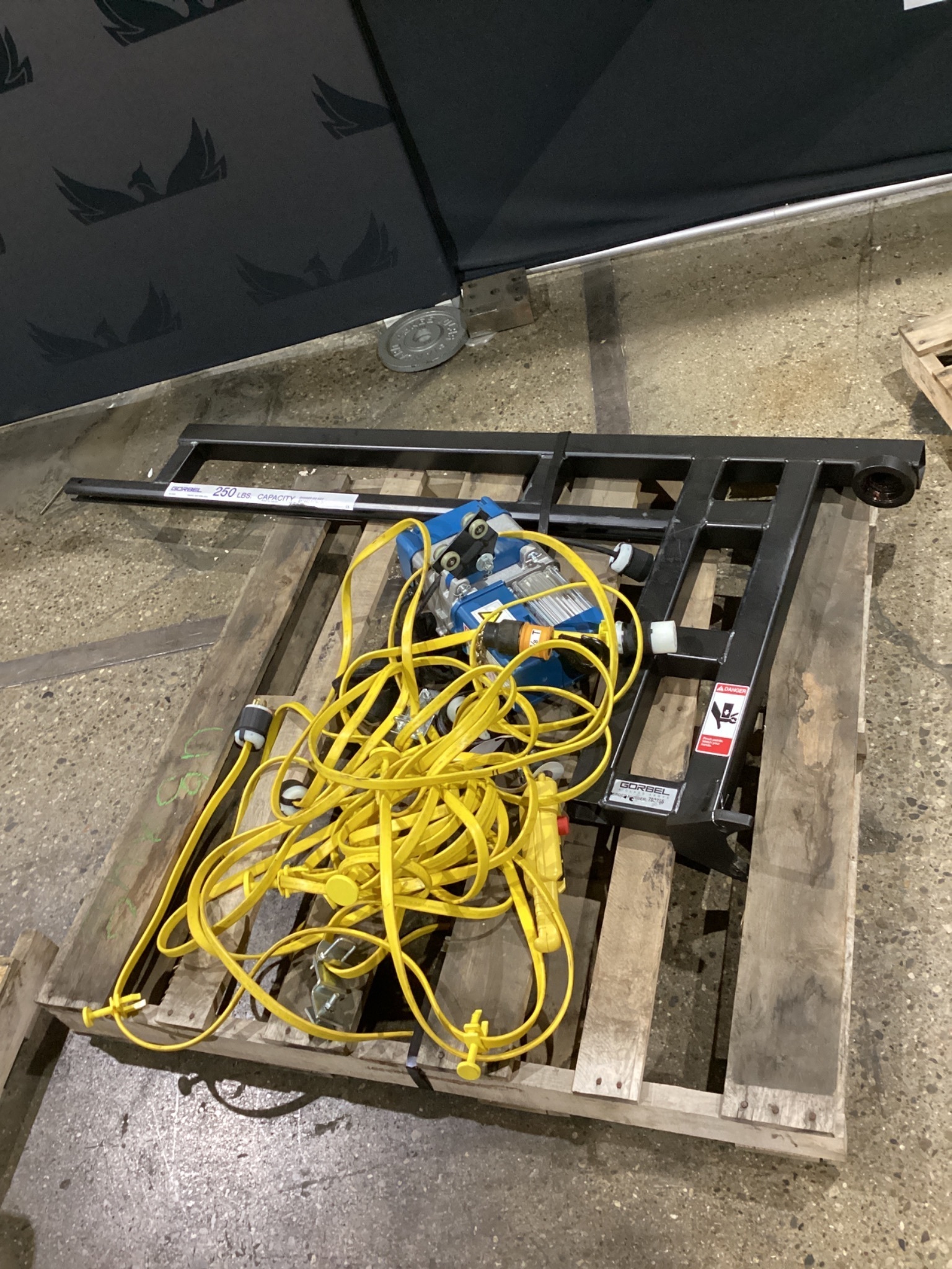 GORBEL SS-99003 JIB CRANE 250 LB CAPACITY WITH CHAIN HOIST MN: 030/63 USED 2