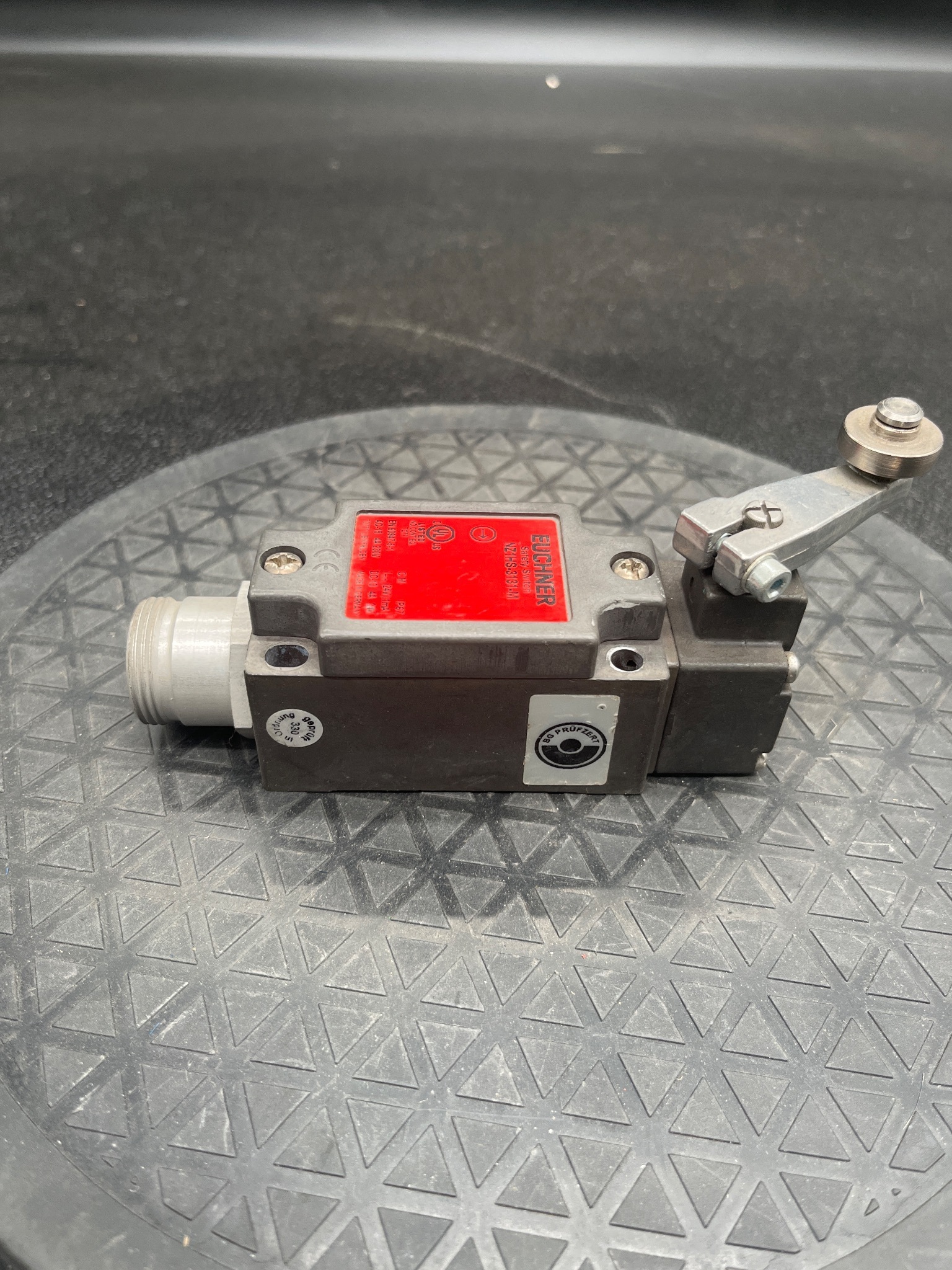 EUCHNER NZ1HS-3131-M Safety Switch USED 1