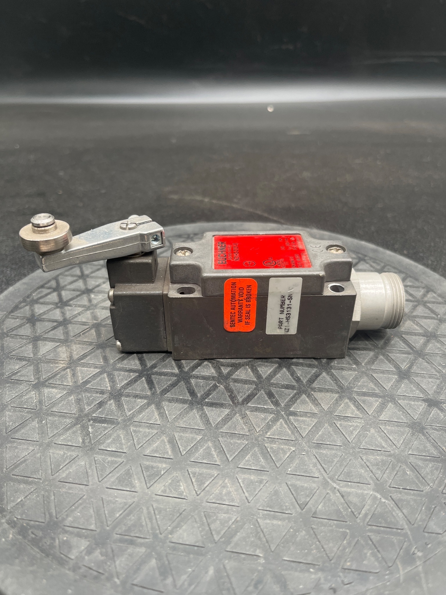 EUCHNER NZ1HS-3131-M Safety Switch USED 3