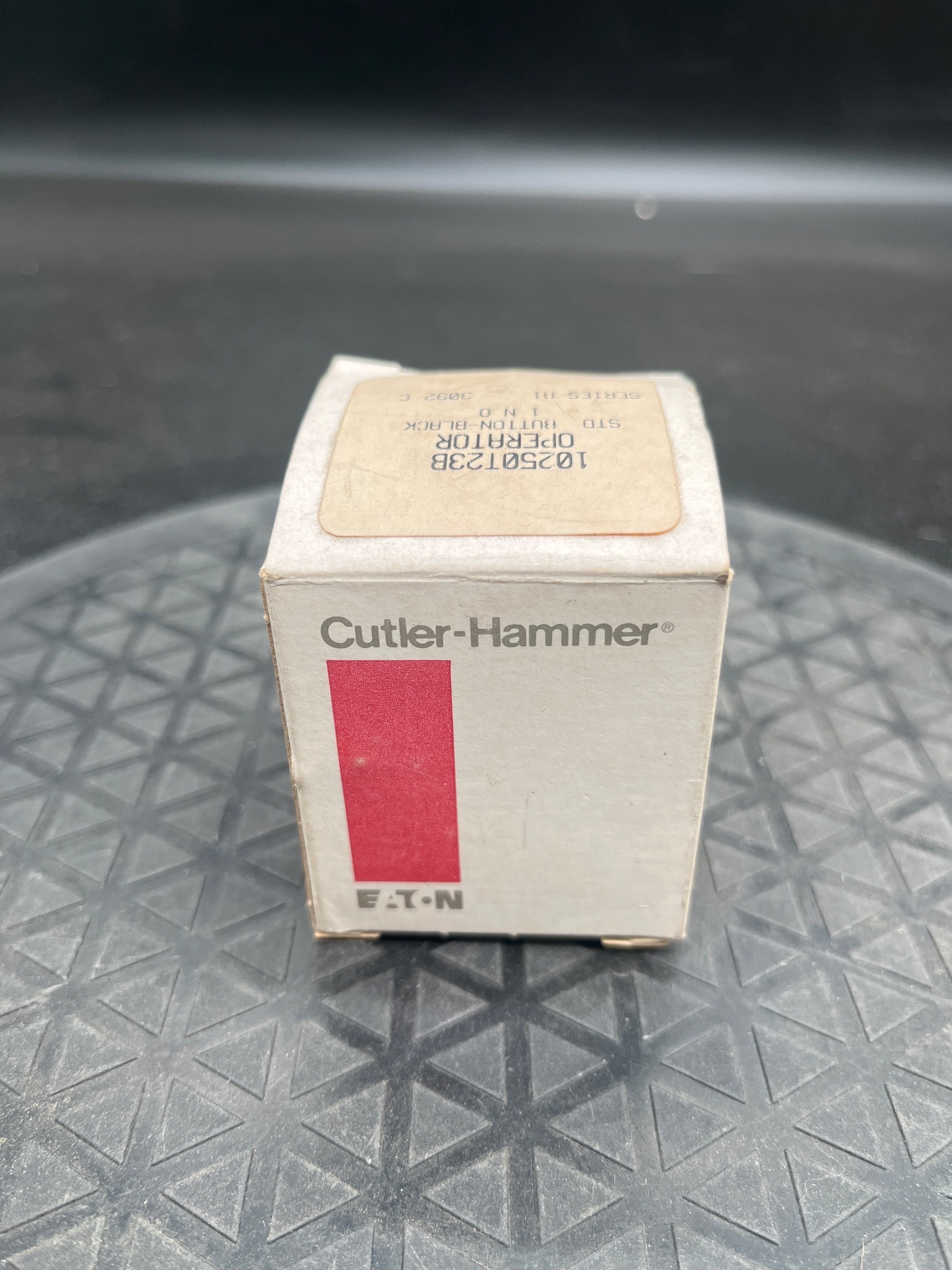 CUTLER-HAMMER 10250T23B Black Pushbutton 1 N.O NEW 2