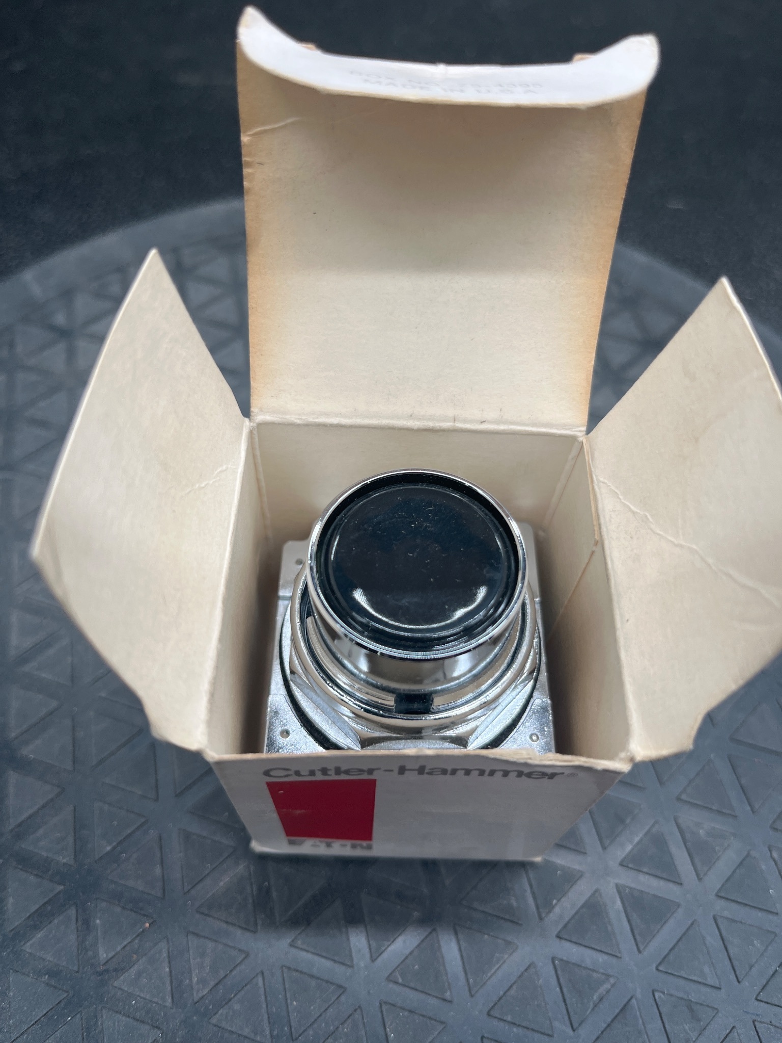 CUTLER-HAMMER 10250T23B Black Pushbutton 1 N.O NEW 5