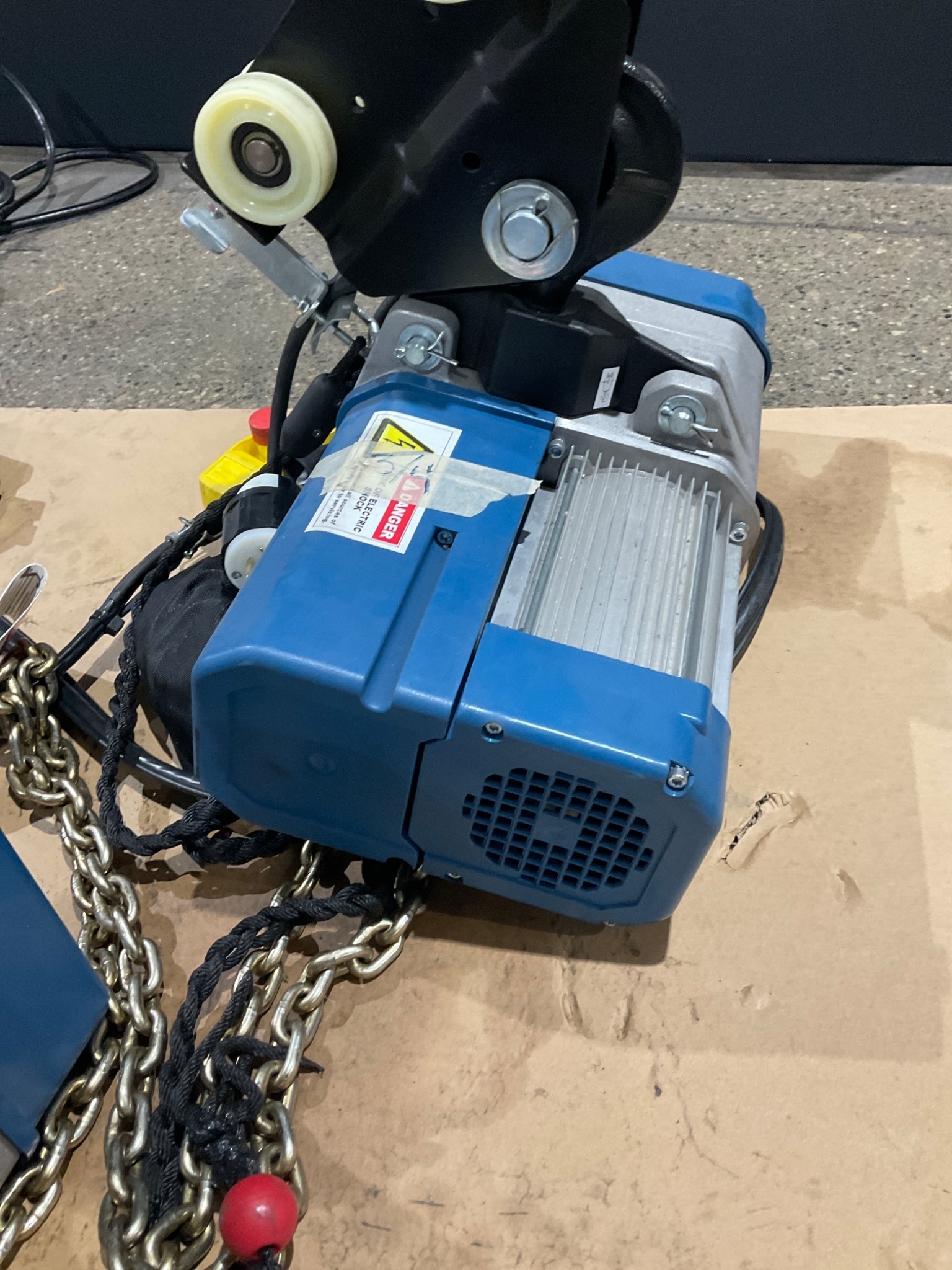 GORBEL 070/51 1-TON CAPACITY ENCLOSED TRACK HOIST TROLLEY USED 1