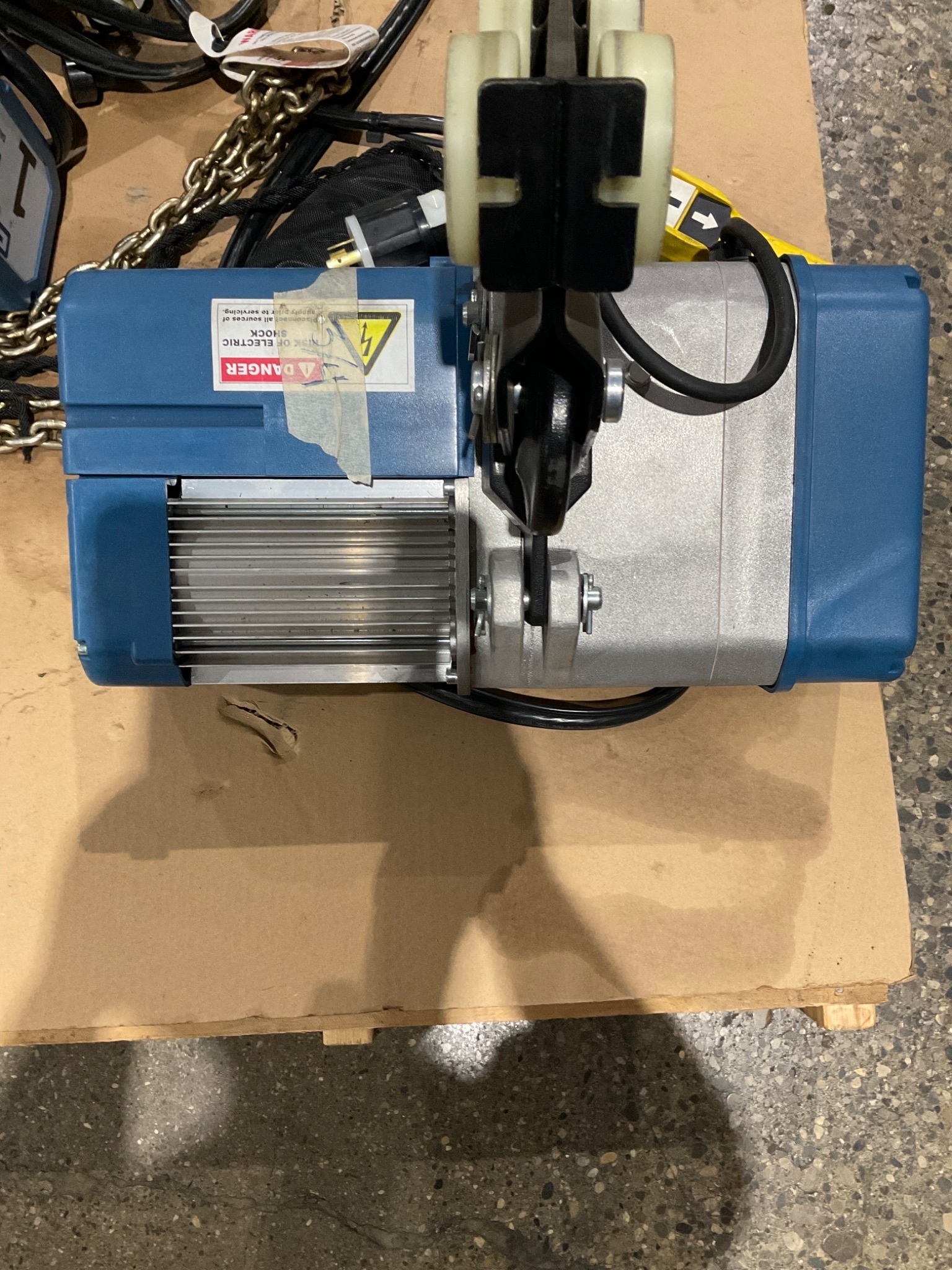 GORBEL 070/51 1-TON CAPACITY ENCLOSED TRACK HOIST TROLLEY USED 5