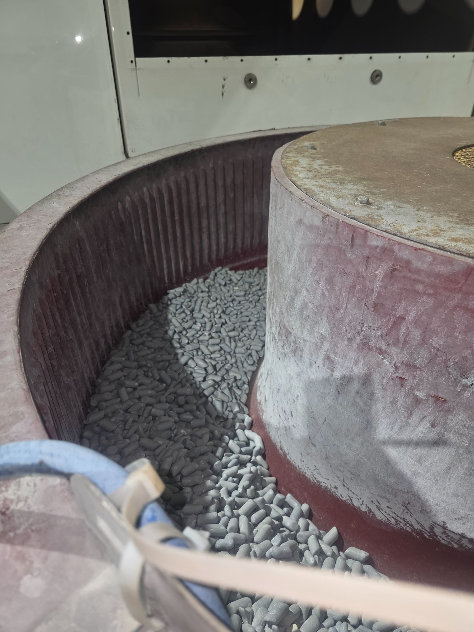GIANT GP-12 Vibratory Finishing Bowl USED 15