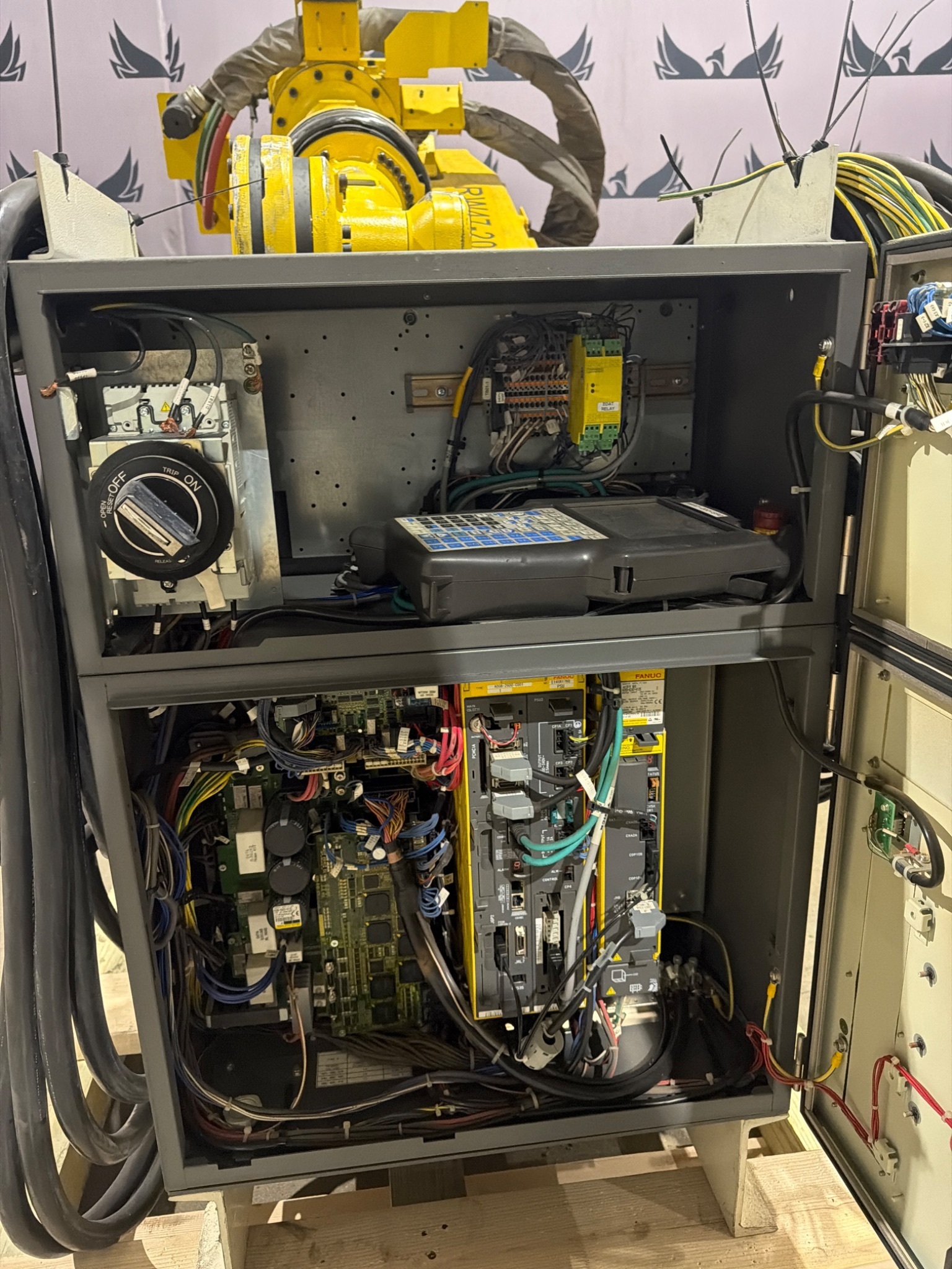 FANUC R‑2000iB/210F Complete w/ R‑30iB Controller USED 4