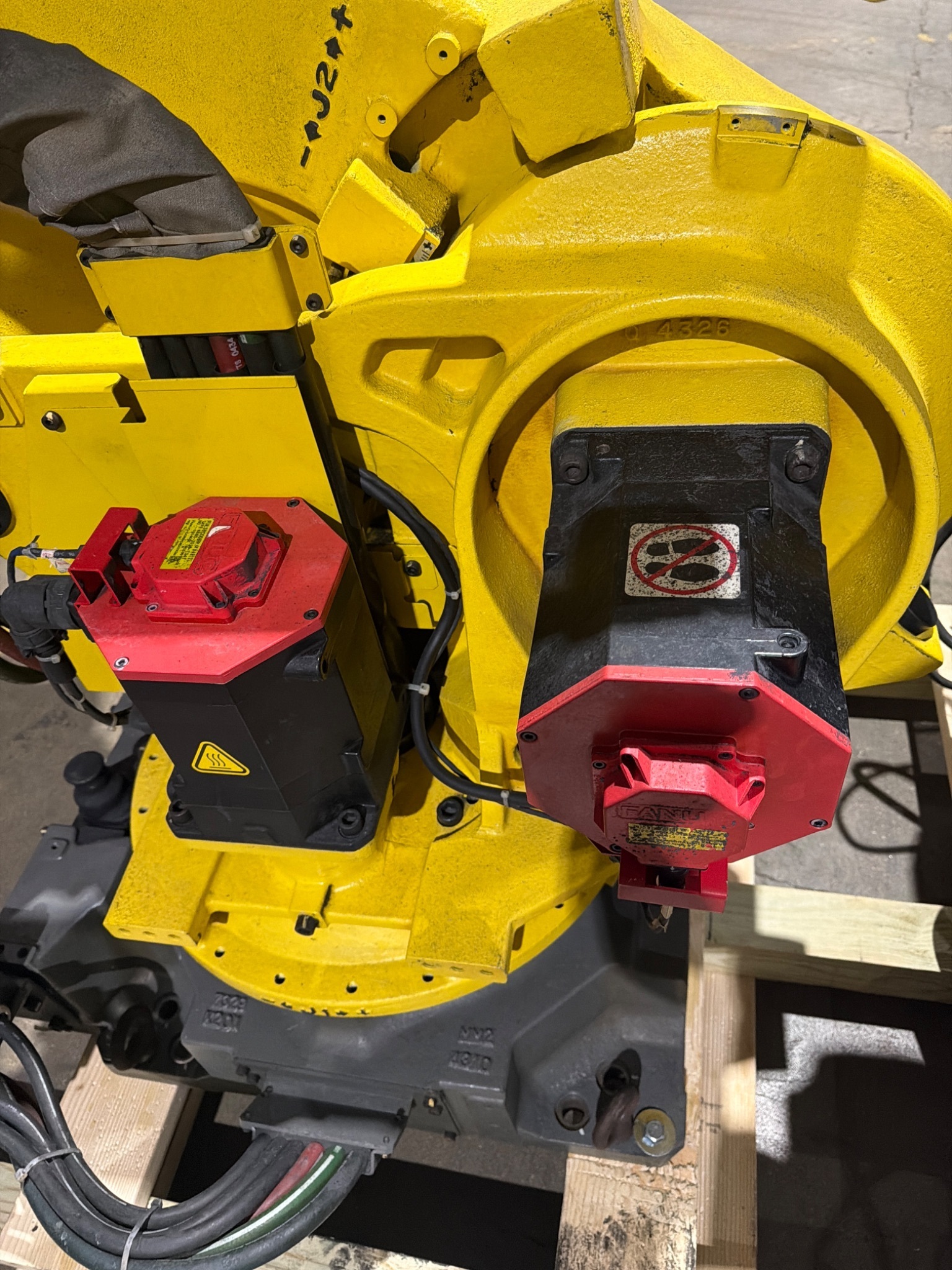 FANUC R‑2000iB/210F Complete w/ R‑30iB Controller USED 8