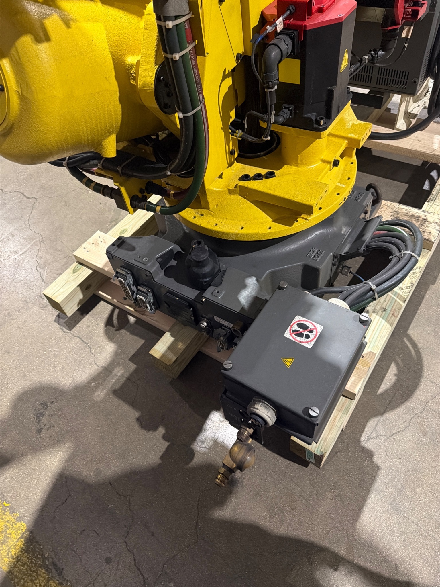 FANUC R‑2000iB/210F Complete w/ R‑30iB Controller USED 10