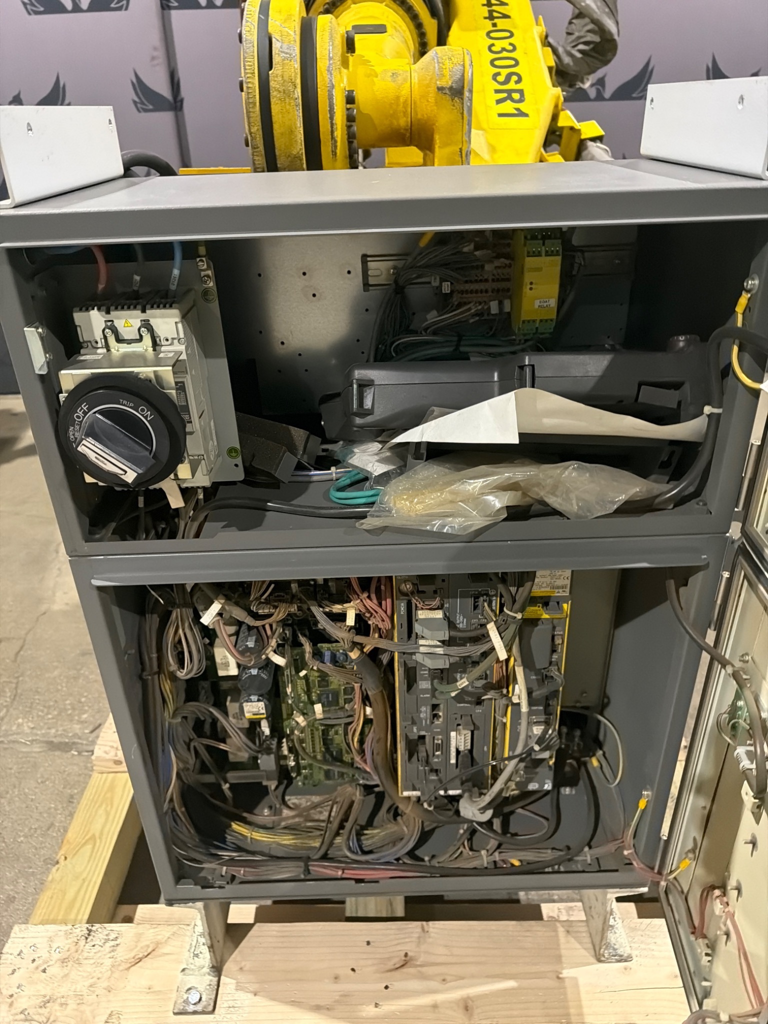 FANUC R‑2000iB/210F Complete w/ R‑30iB Controller USED 3