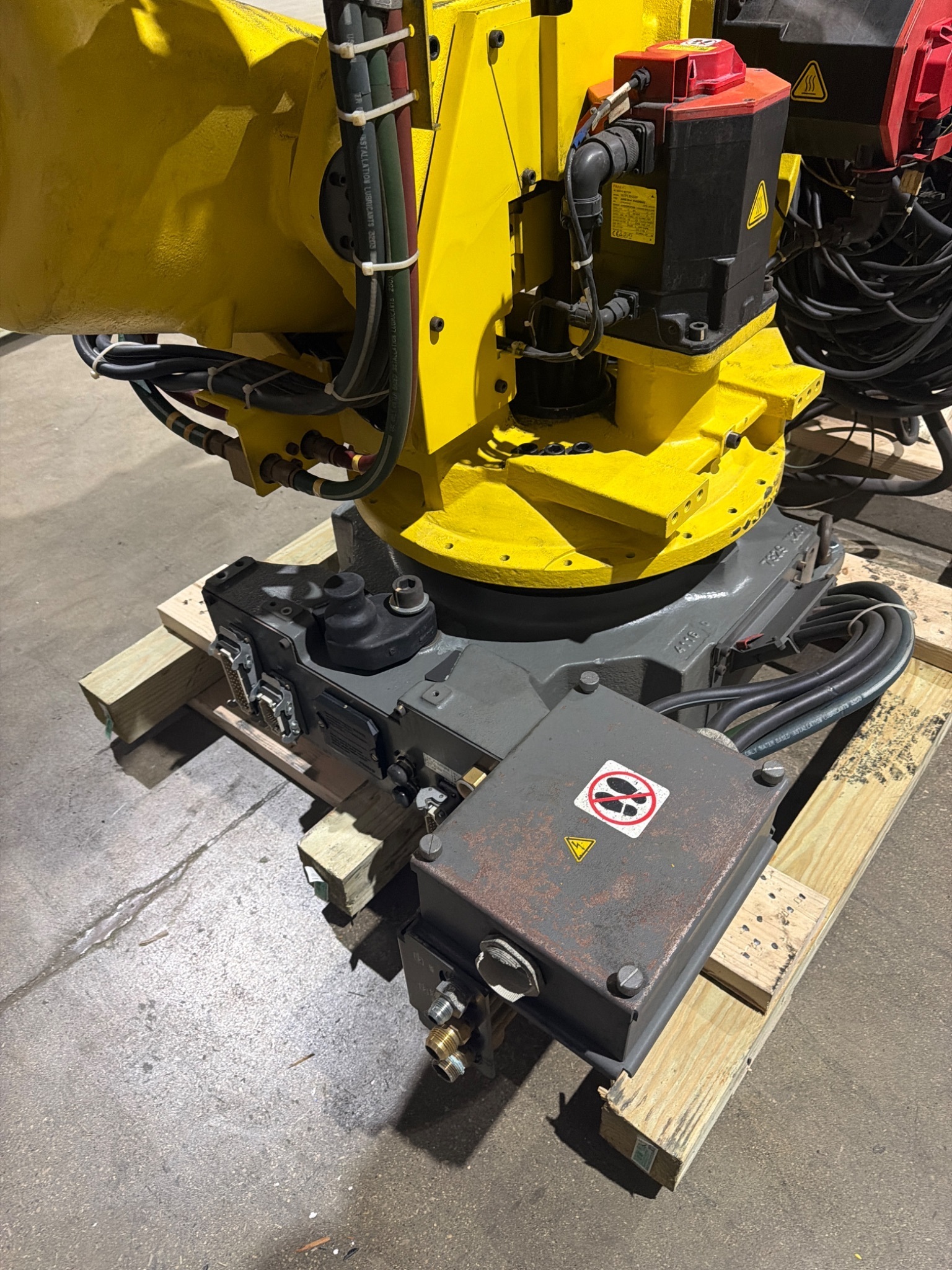 FANUC R‑2000iB/210F Complete w/ R‑30iB Controller USED 9