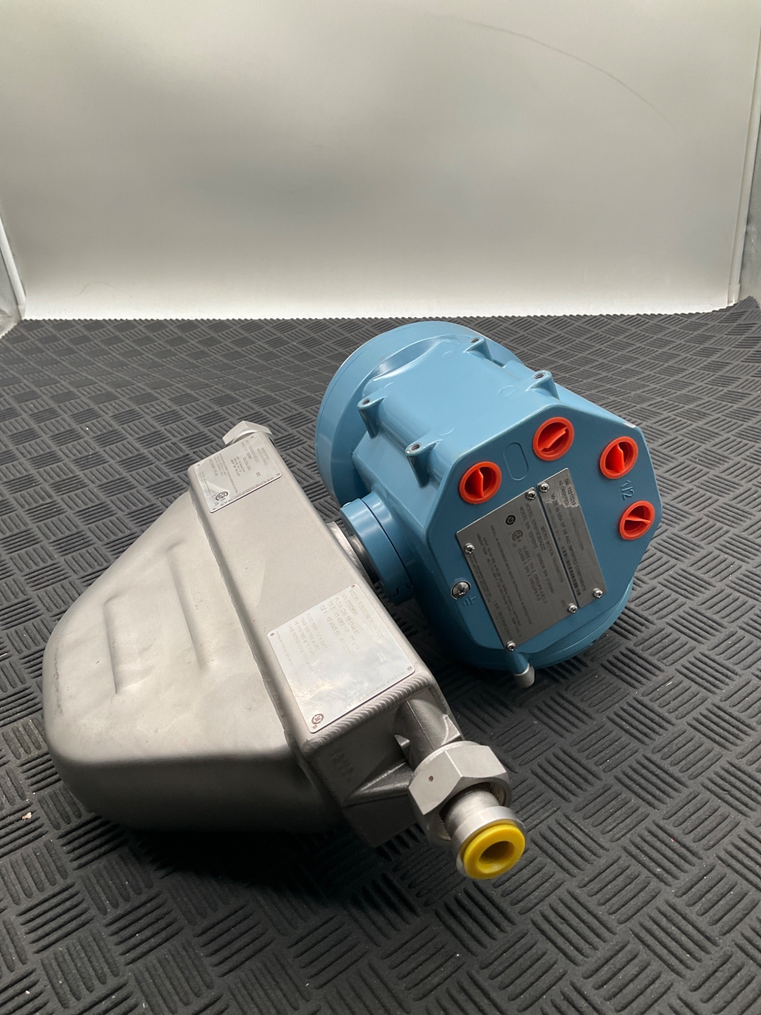 MICRO MOTION F050S239CFA2EZZZZ Mass Flow Sensor NEW 3