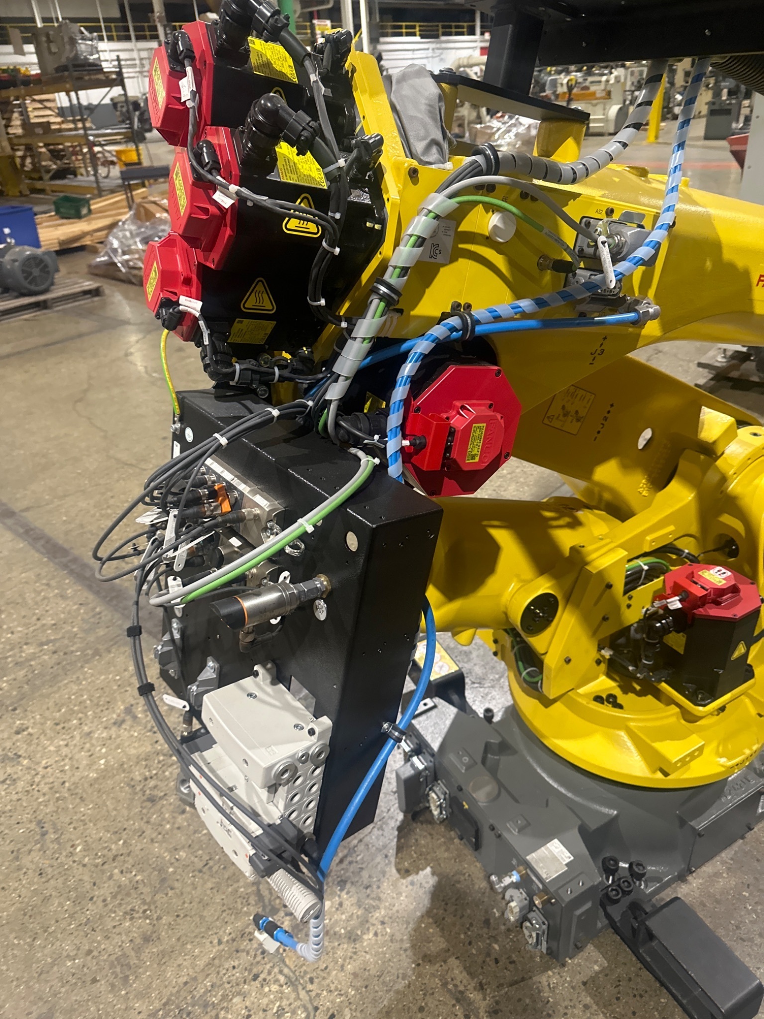 FANUC 2022 R-2000IC 210L ROBOT ARM ONLY USED 3