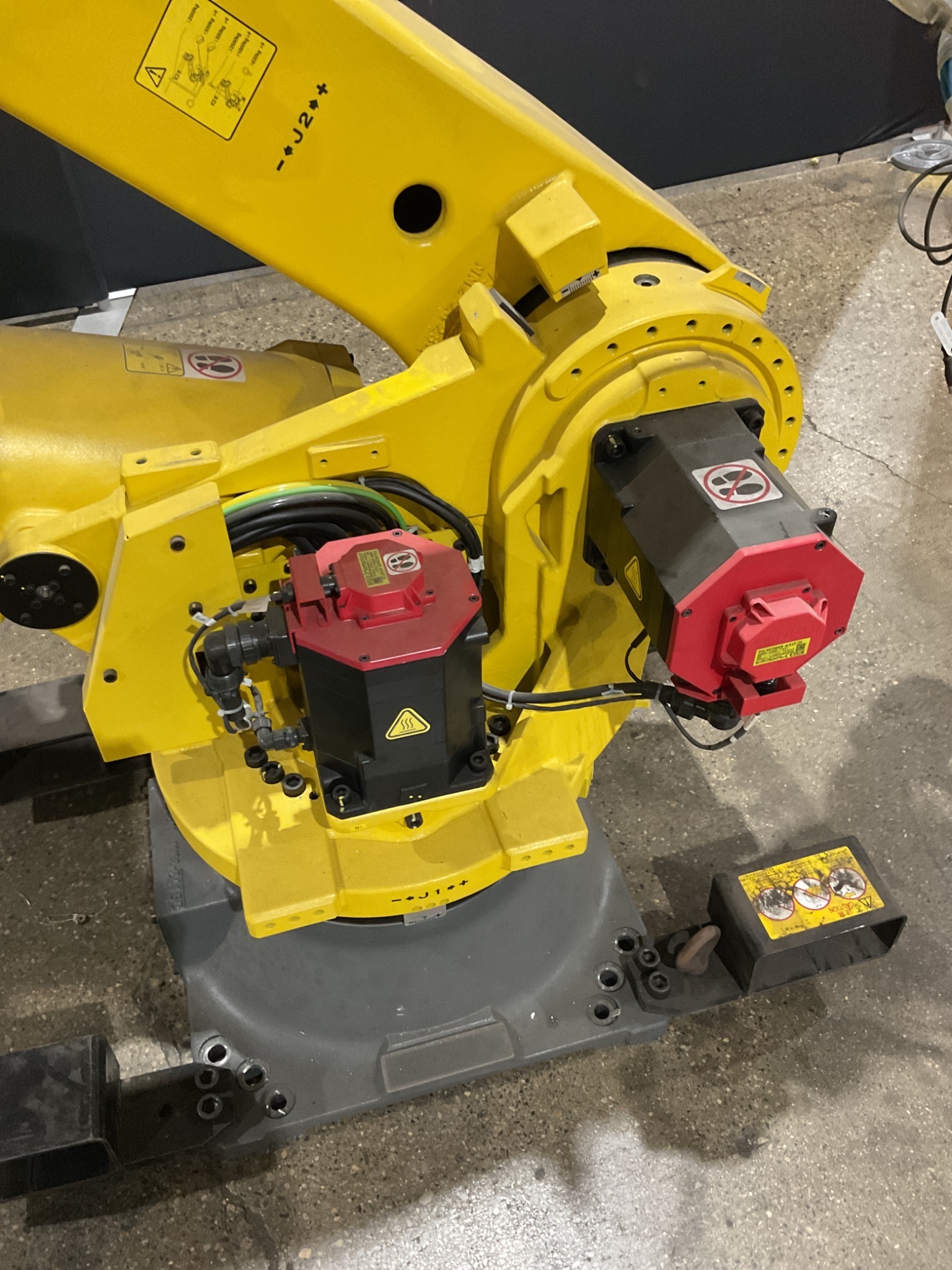 FANUC R-2000IC/165F INDUSTRIAL ROBOT WITH R-30IB CONTROLLER USED 7