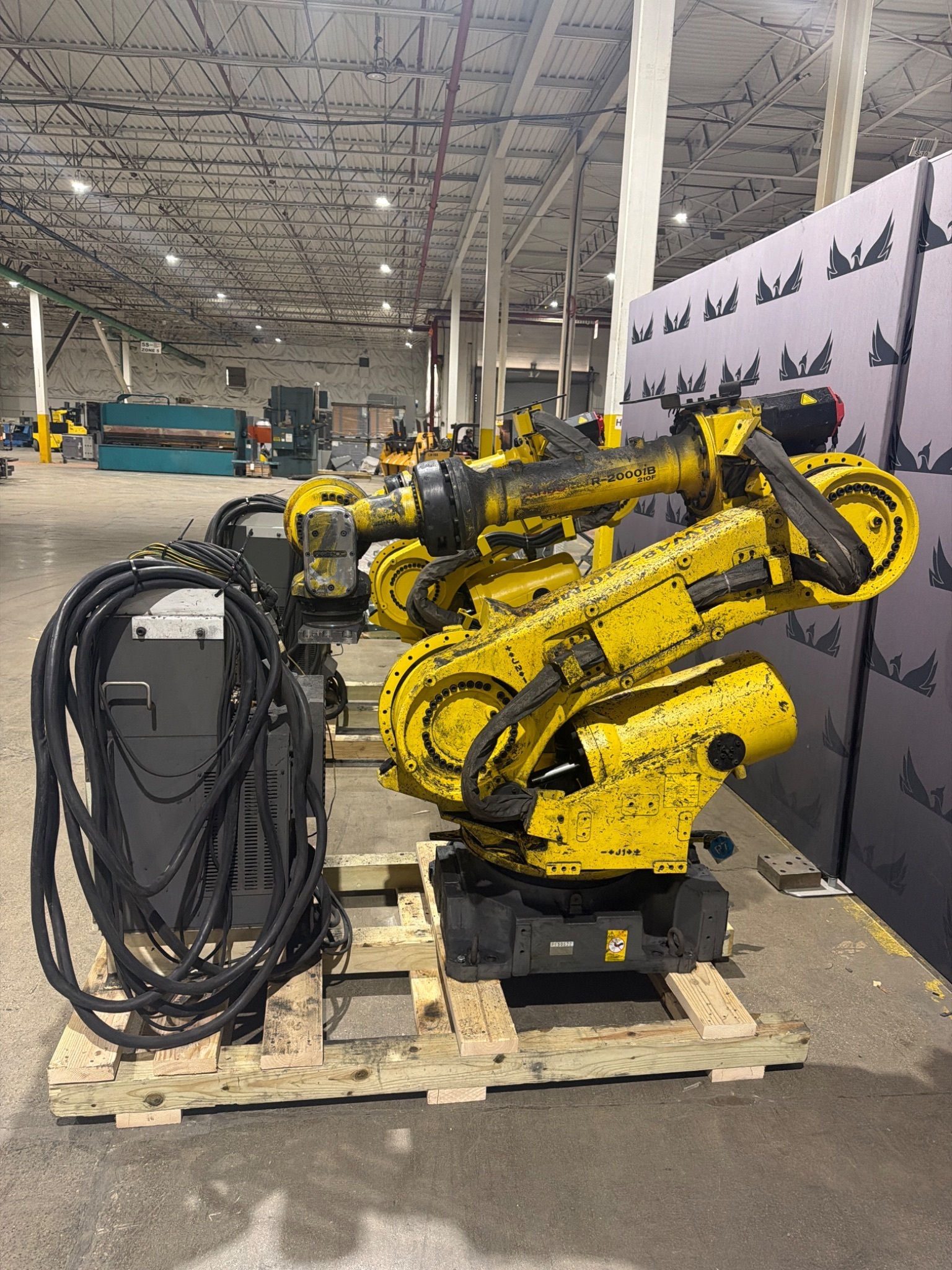FANUC R‑2000iB/210F Complete w/ R‑30iB Controller USED 8