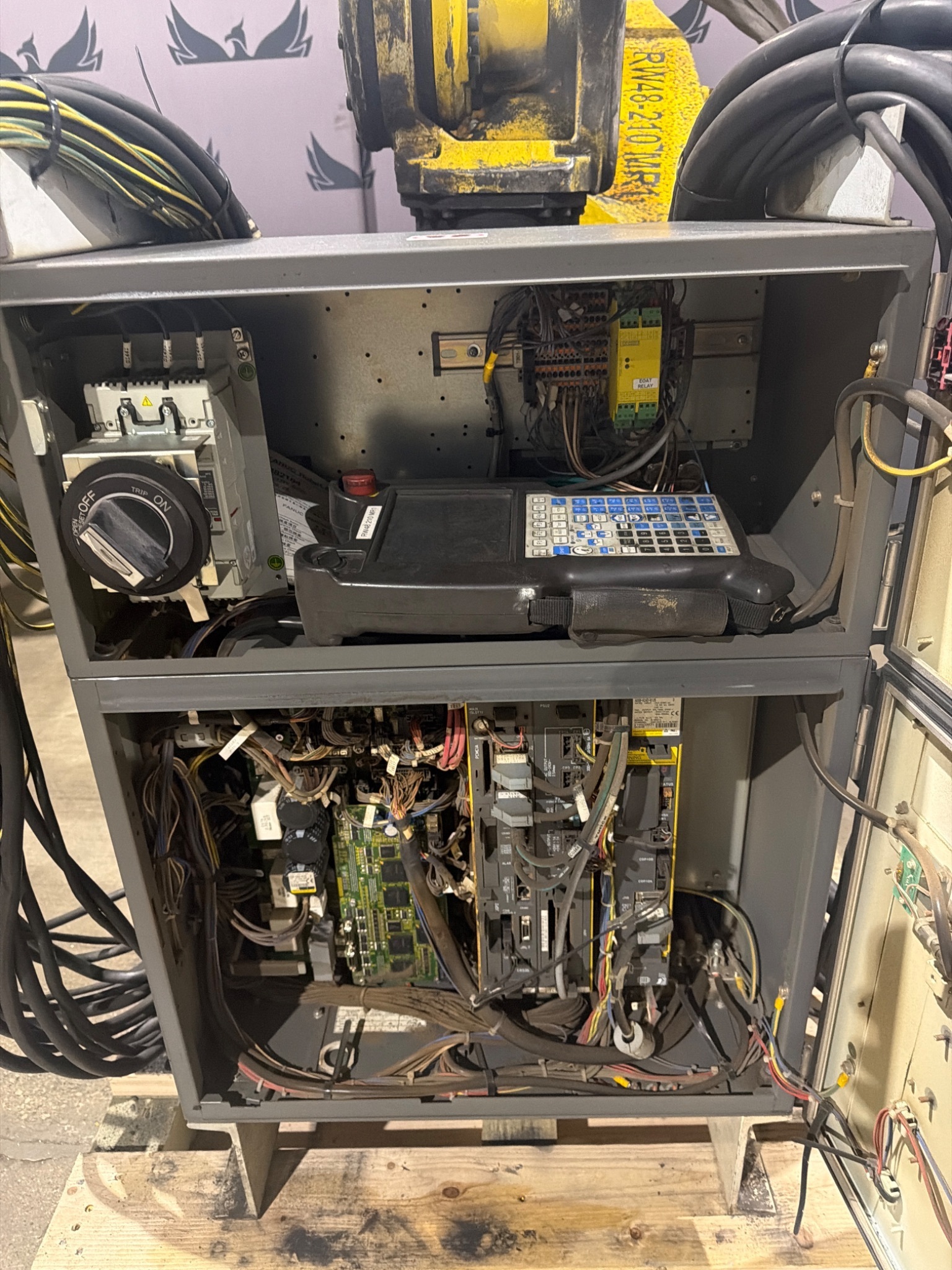 FANUC R‑2000iB/210F Complete w/ R‑30iB Controller USED 10