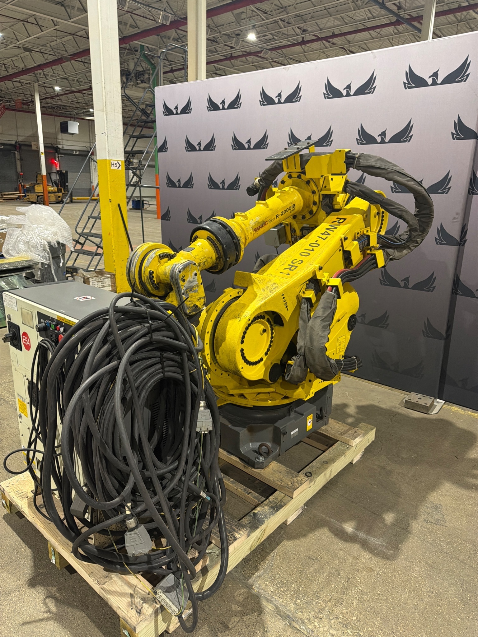 FANUC R‑2000iB/210F Complete w/ R‑30iB Controller USED 5